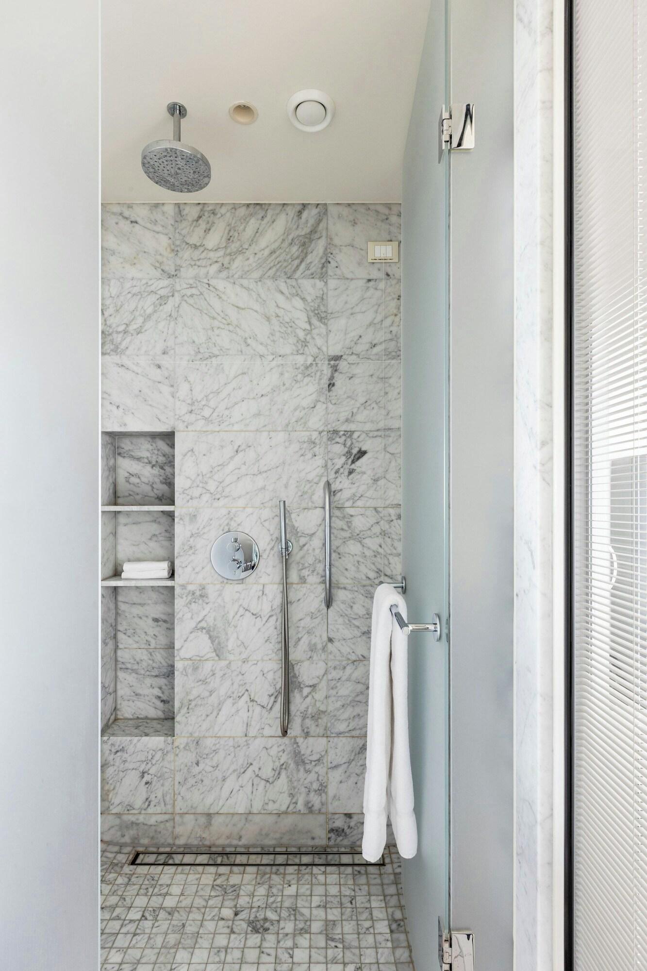 Double Deluxe King Bed