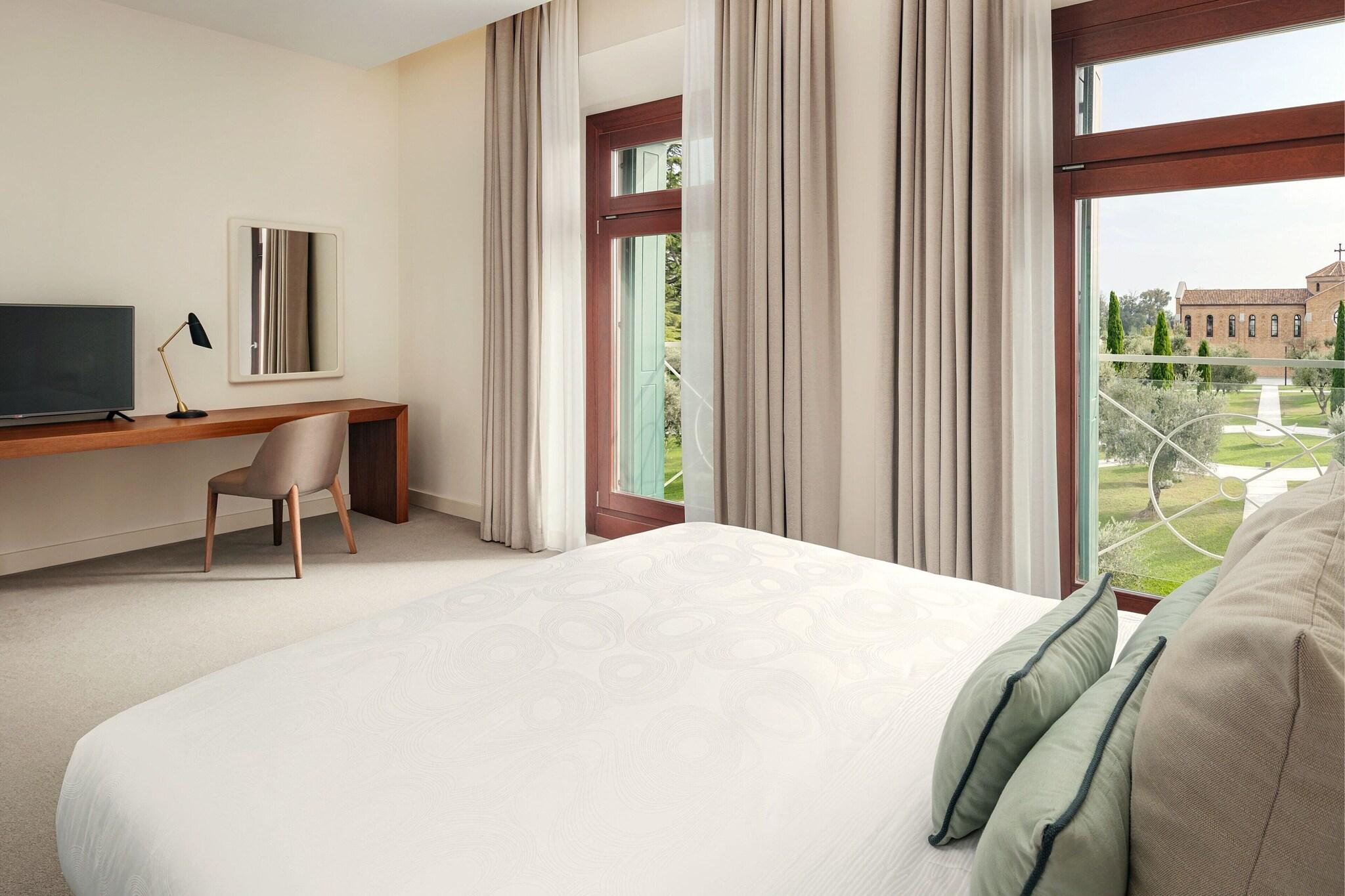 Double Deluxe King Bed