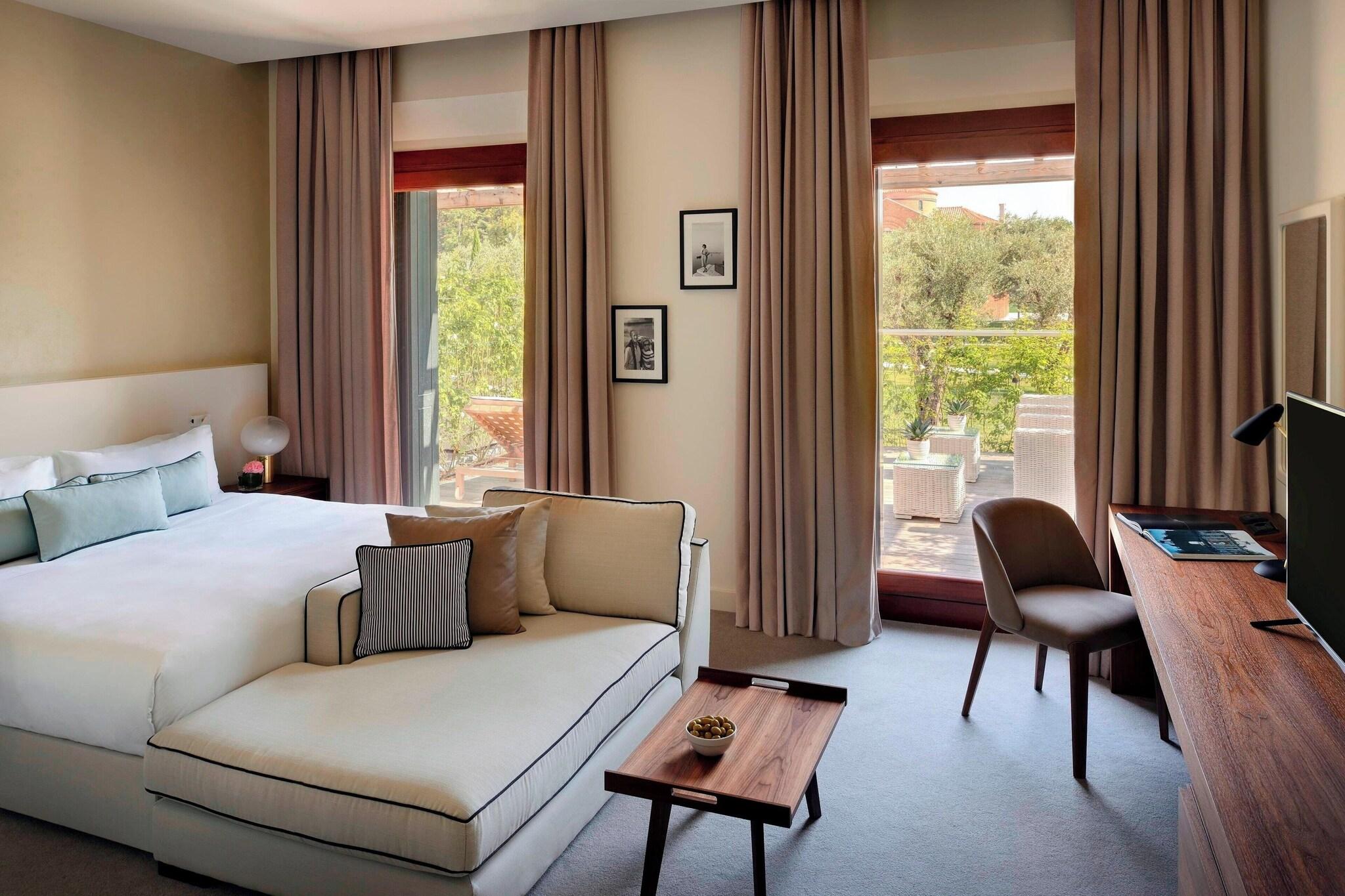 Double Deluxe King Bed