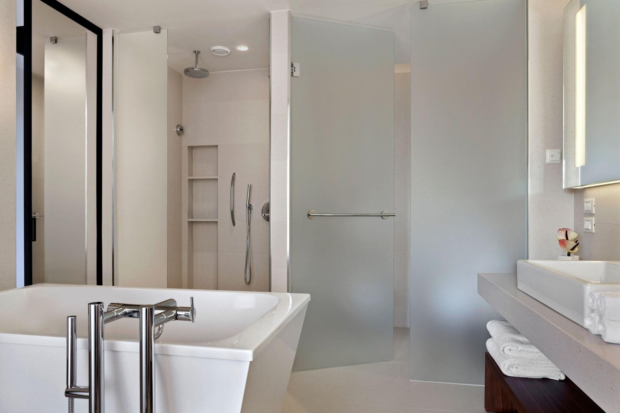 Junior Suite Garden View King Bed