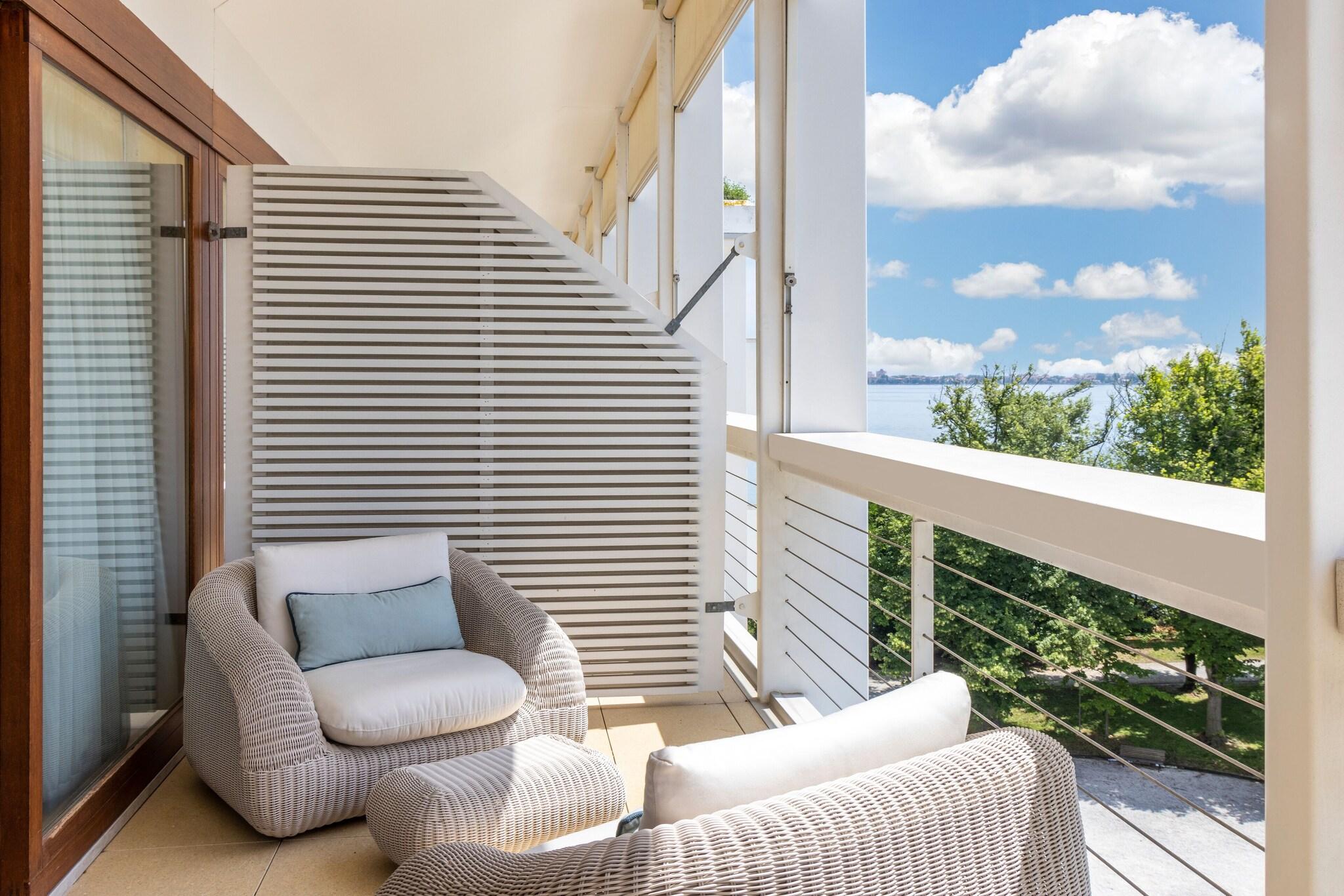 Junior Suite Garden View King Bed