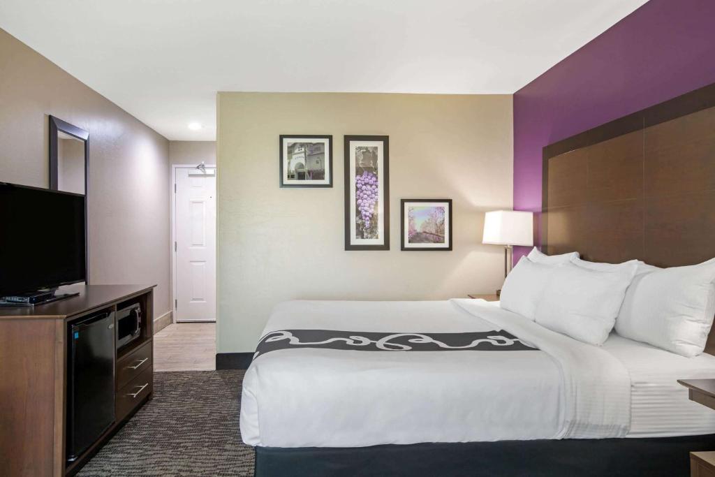 Suite King Size Bed