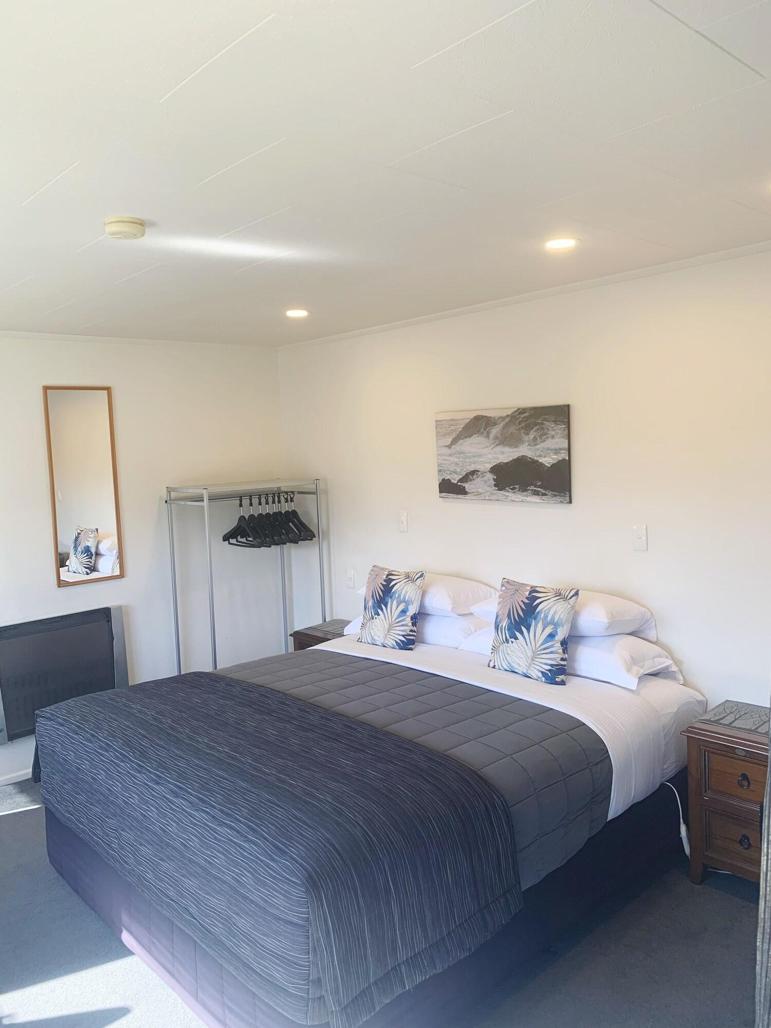 Studio Accessible King Size Bed