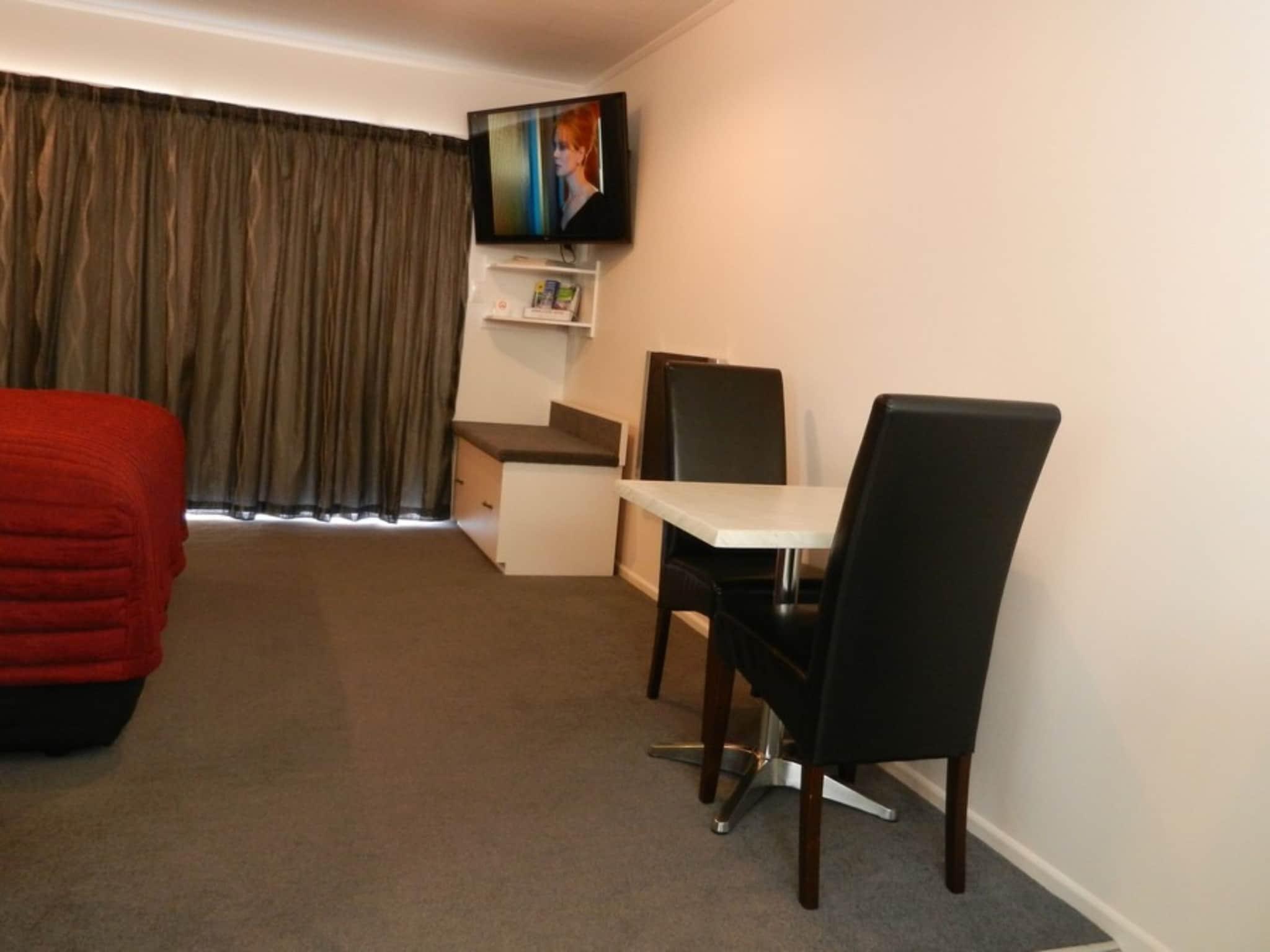 Studio Accessible King Size Bed