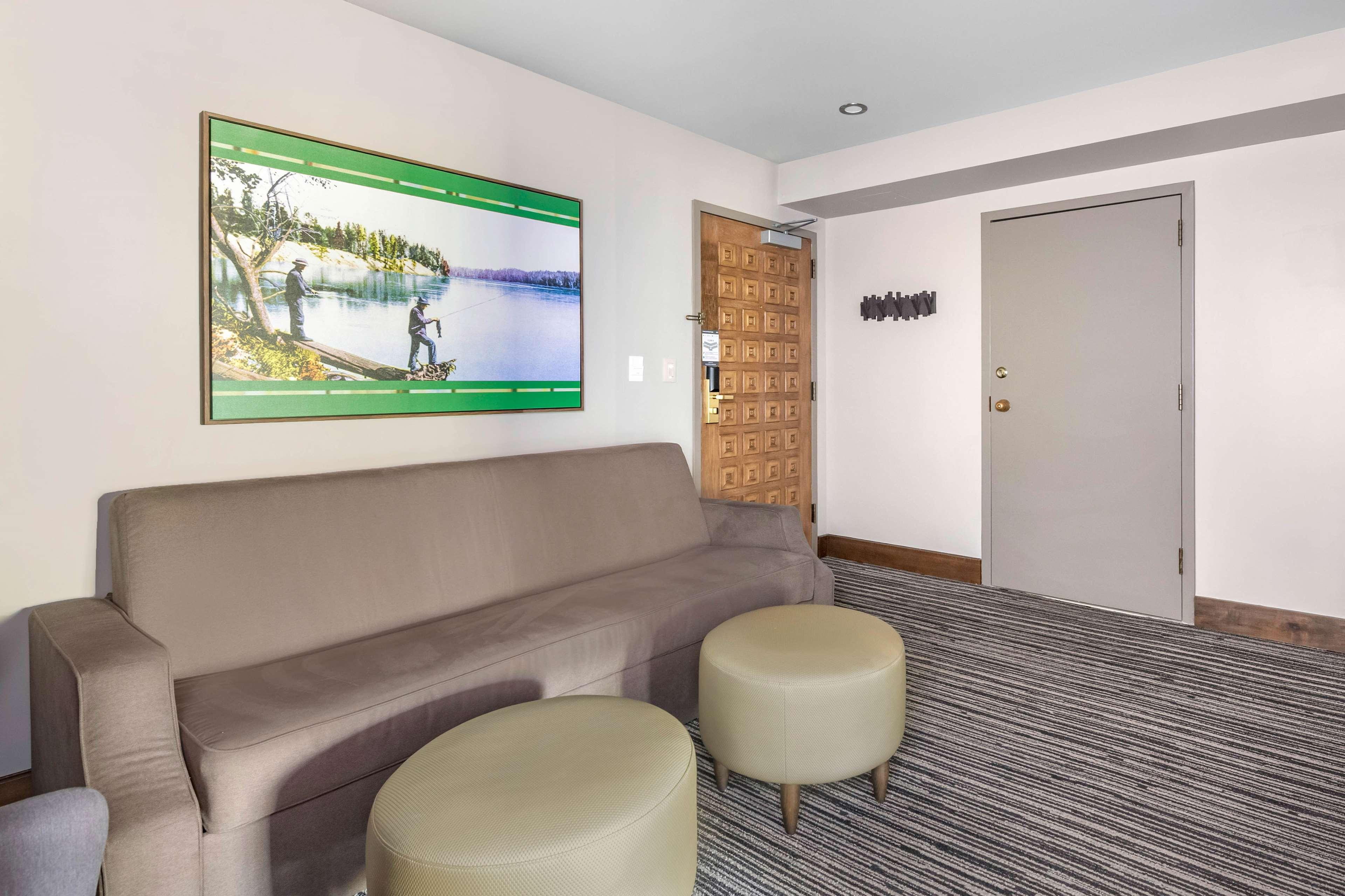 Suite Queen Size Bed