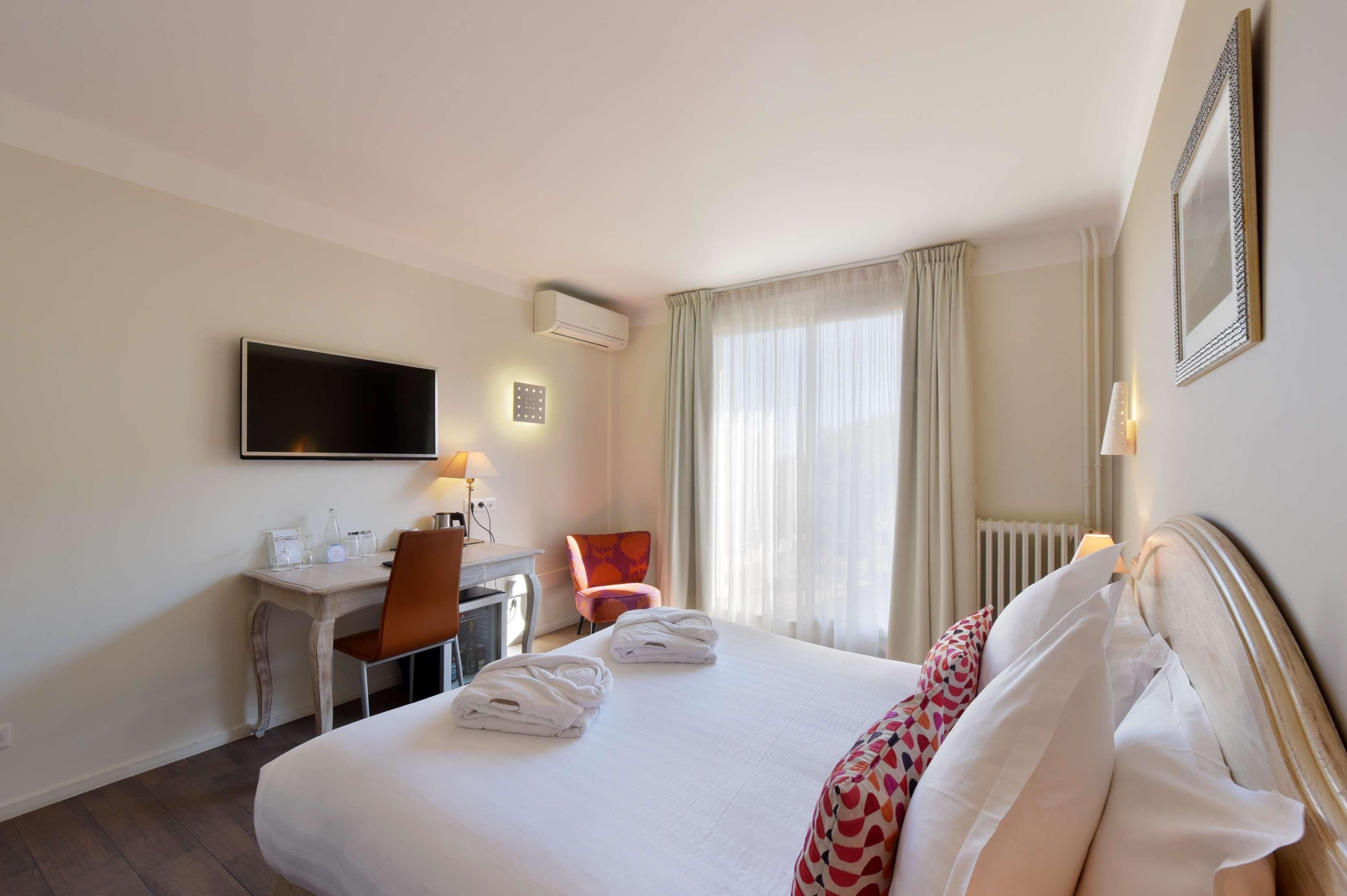 Double Queen Size Bed