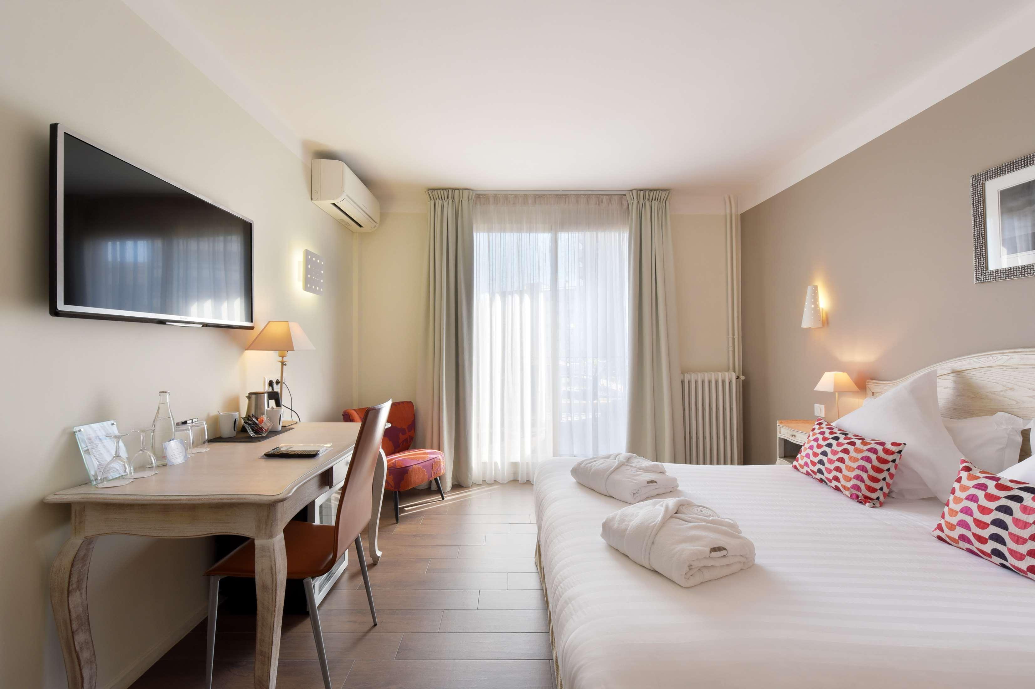 Double Queen Size Bed