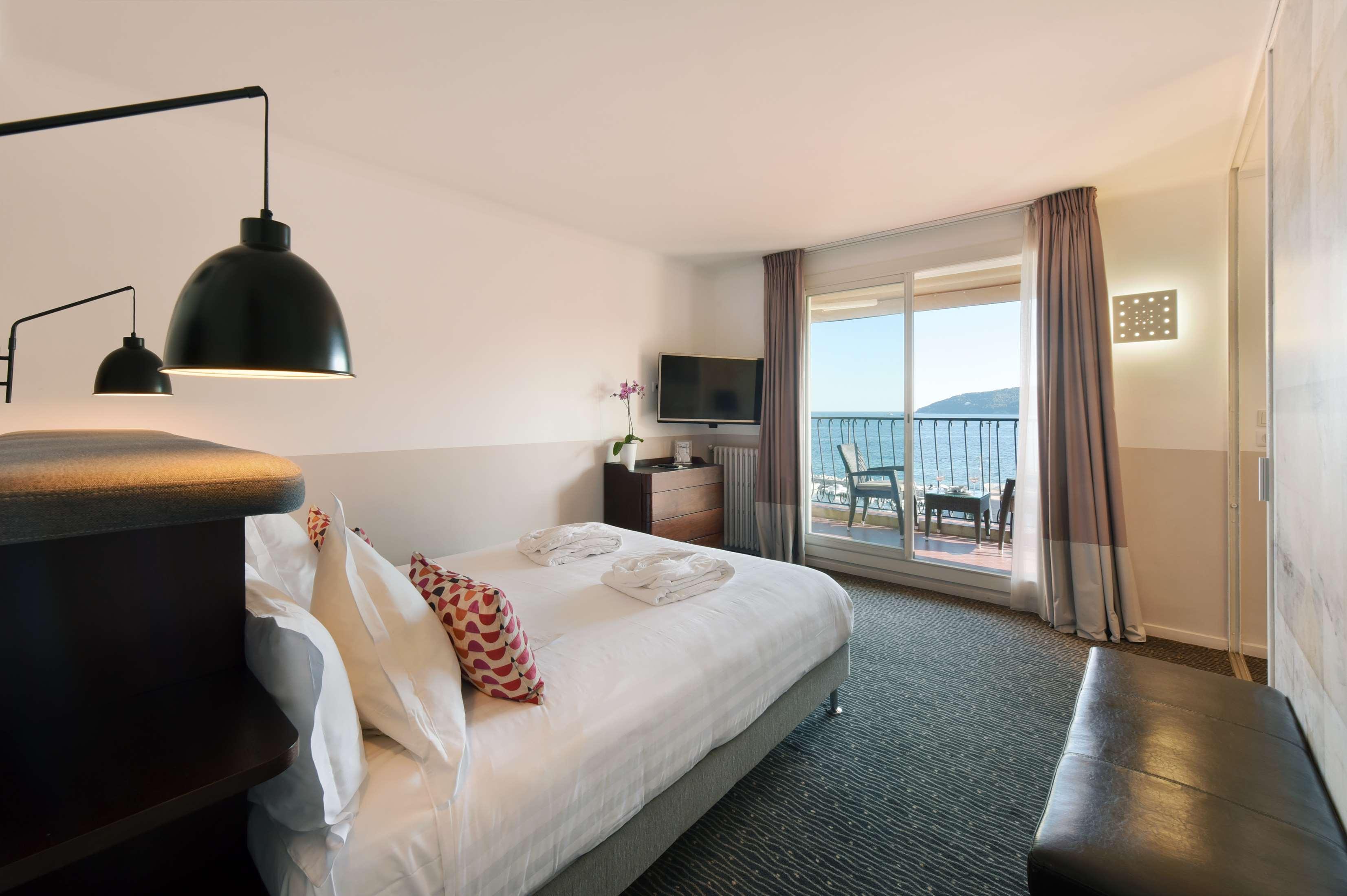 Junior Suite Queen Size Bed