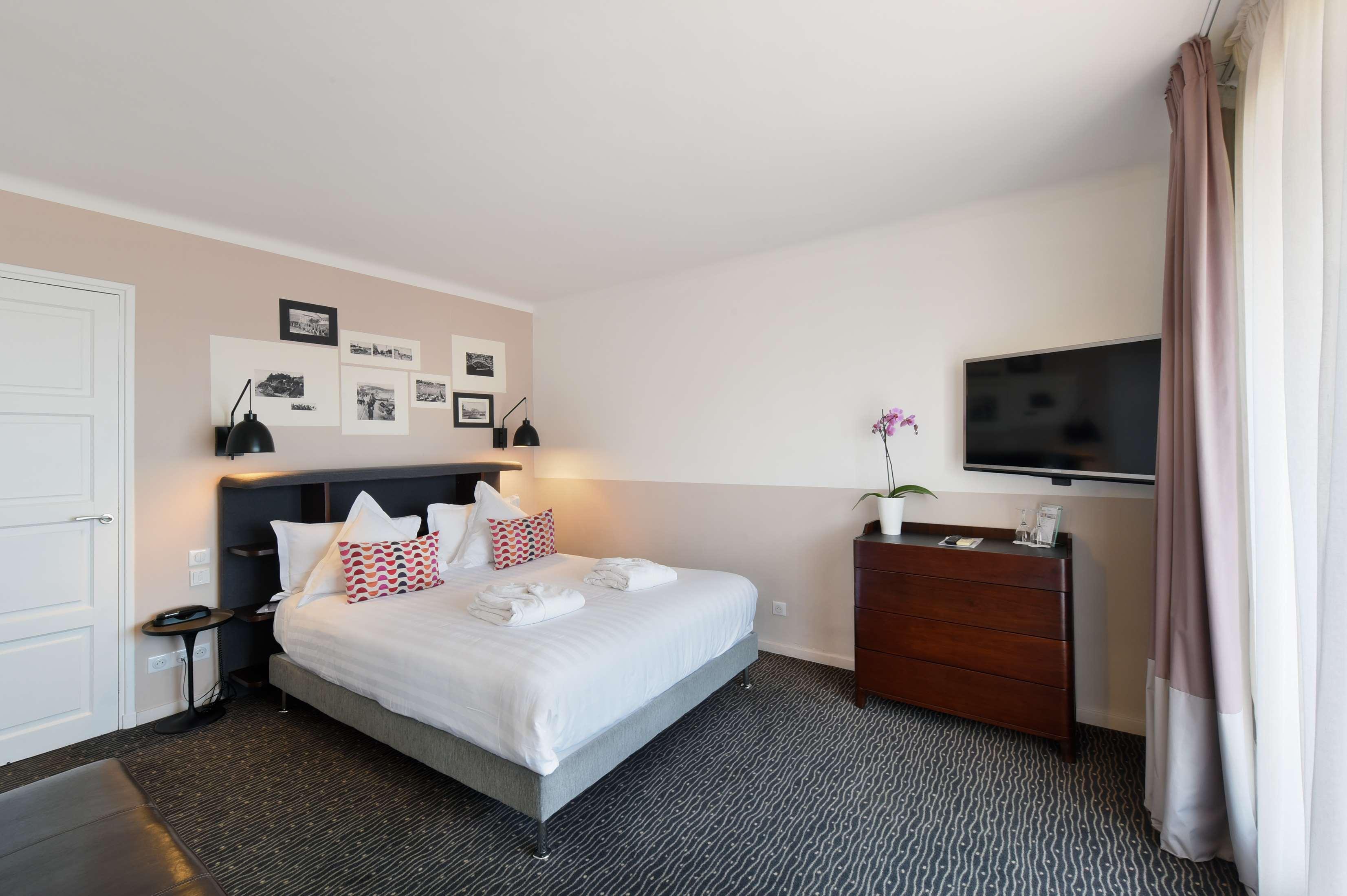 Junior Suite Queen Size Bed