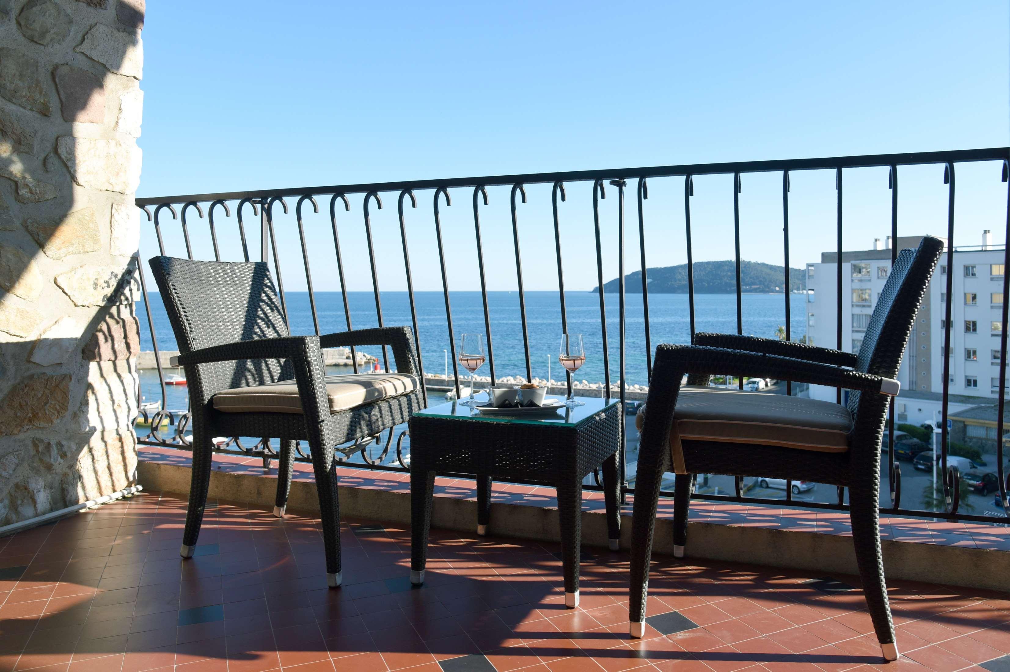 Junior Suite Queen Size Bed