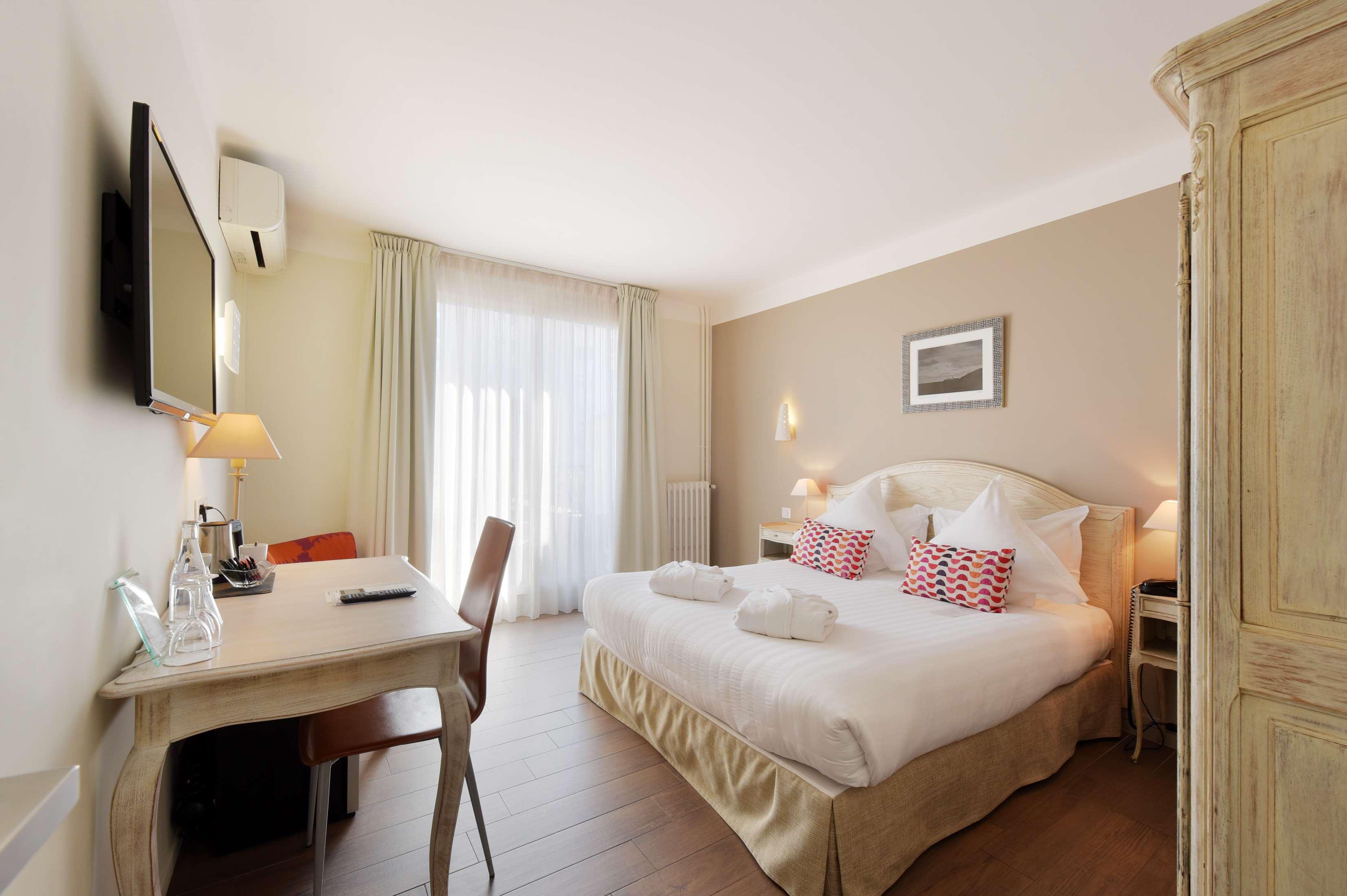 Double Queen Size Bed