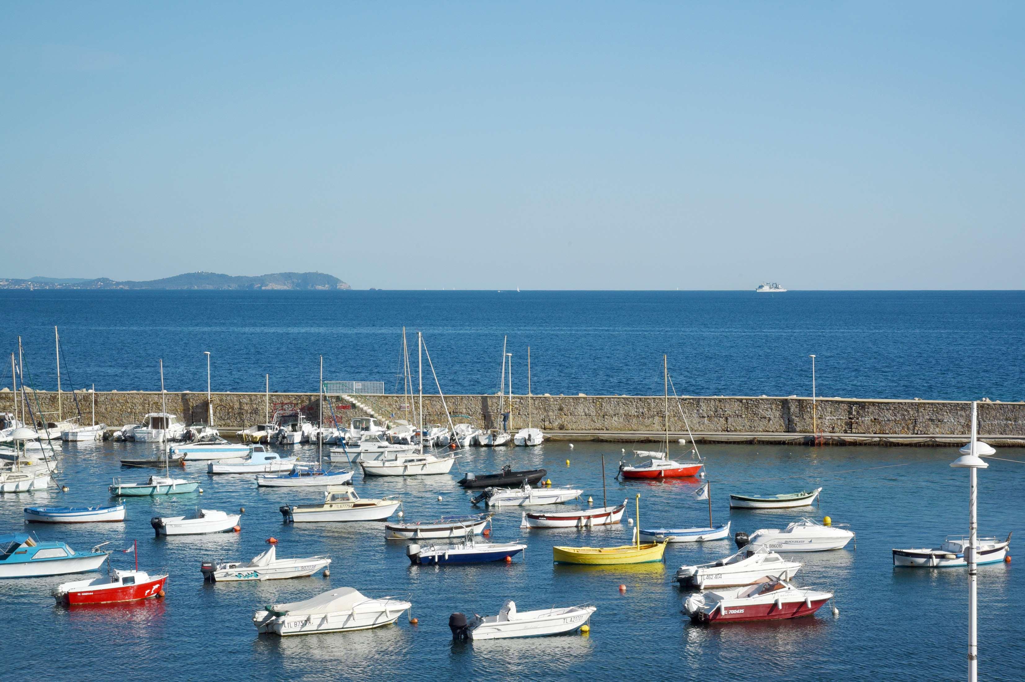 Double Queen Size Bed