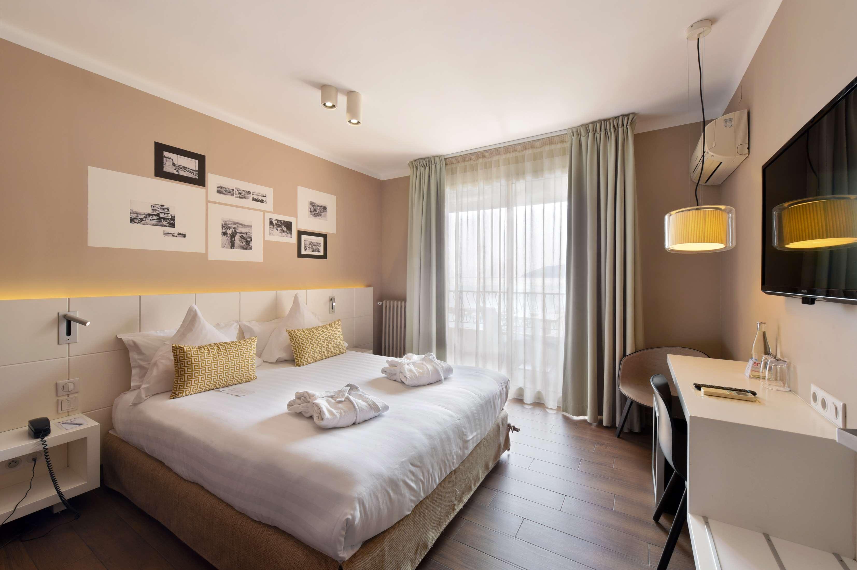 Double Queen Size Bed