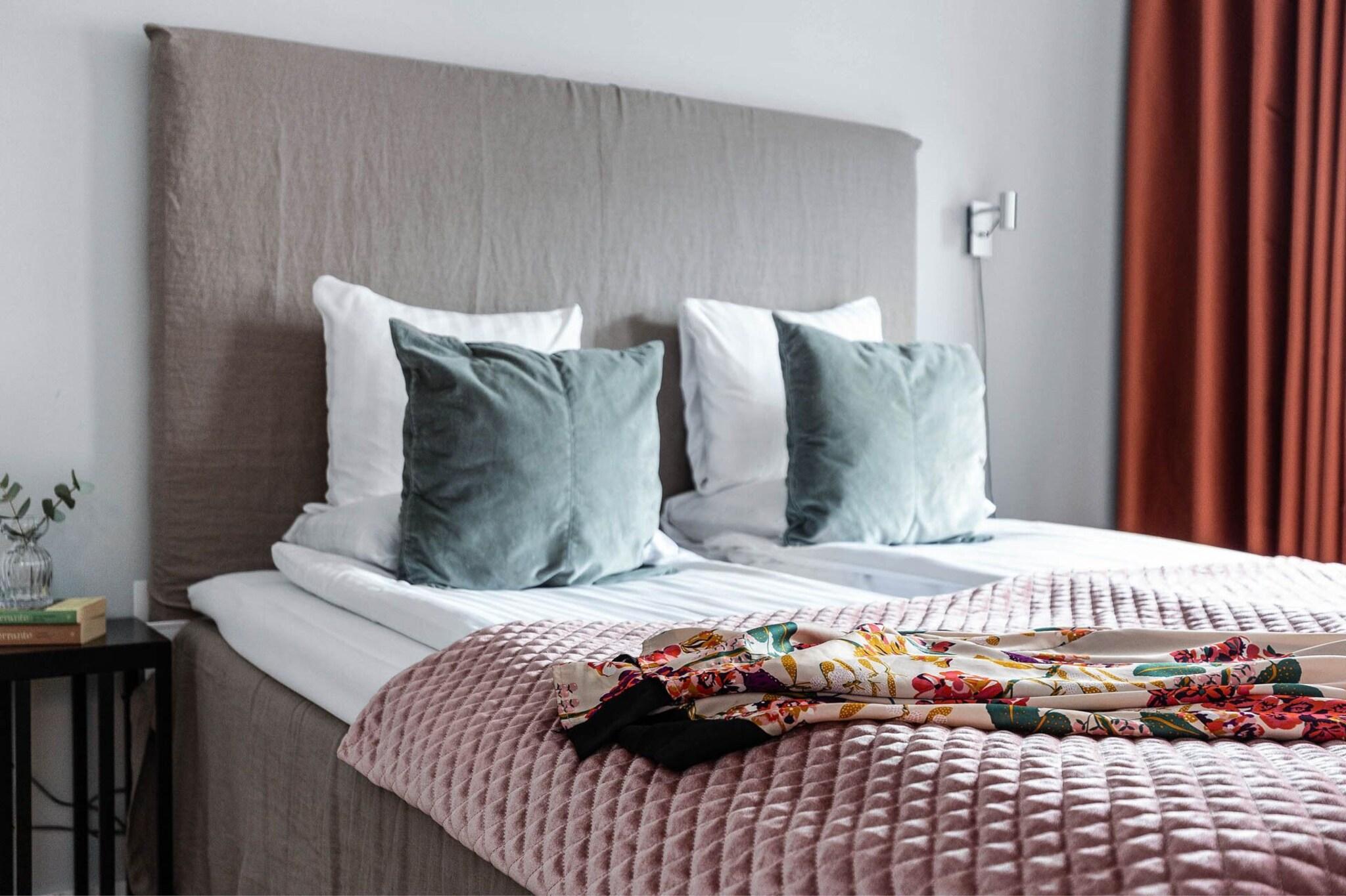 Family Room Queen Size Bed