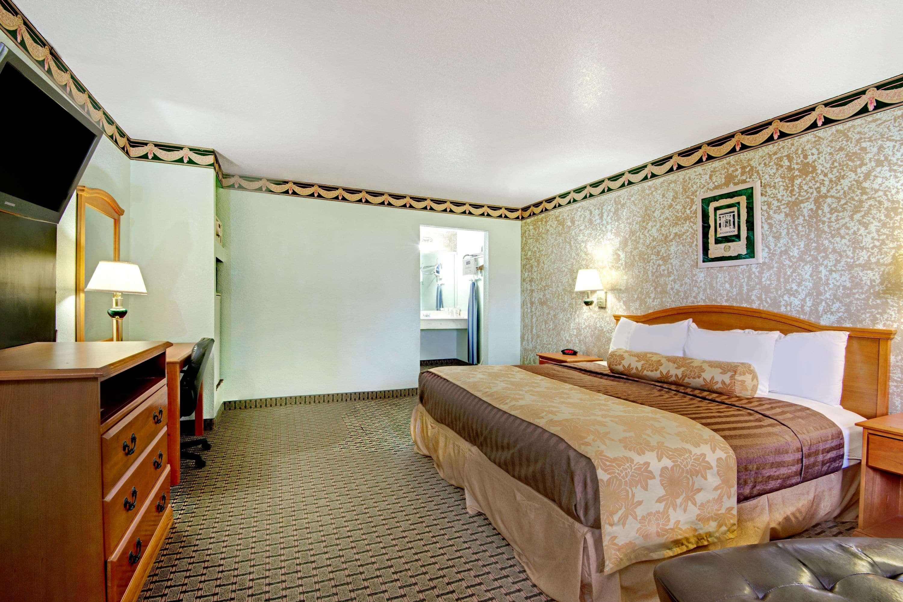 Suite Accessible King Size Bed