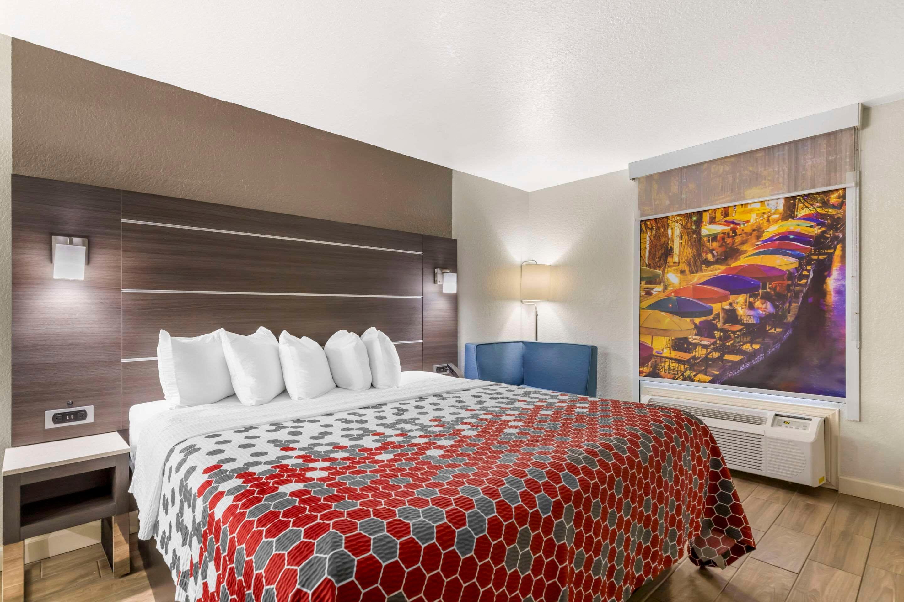 Suite Accessible King Size Bed