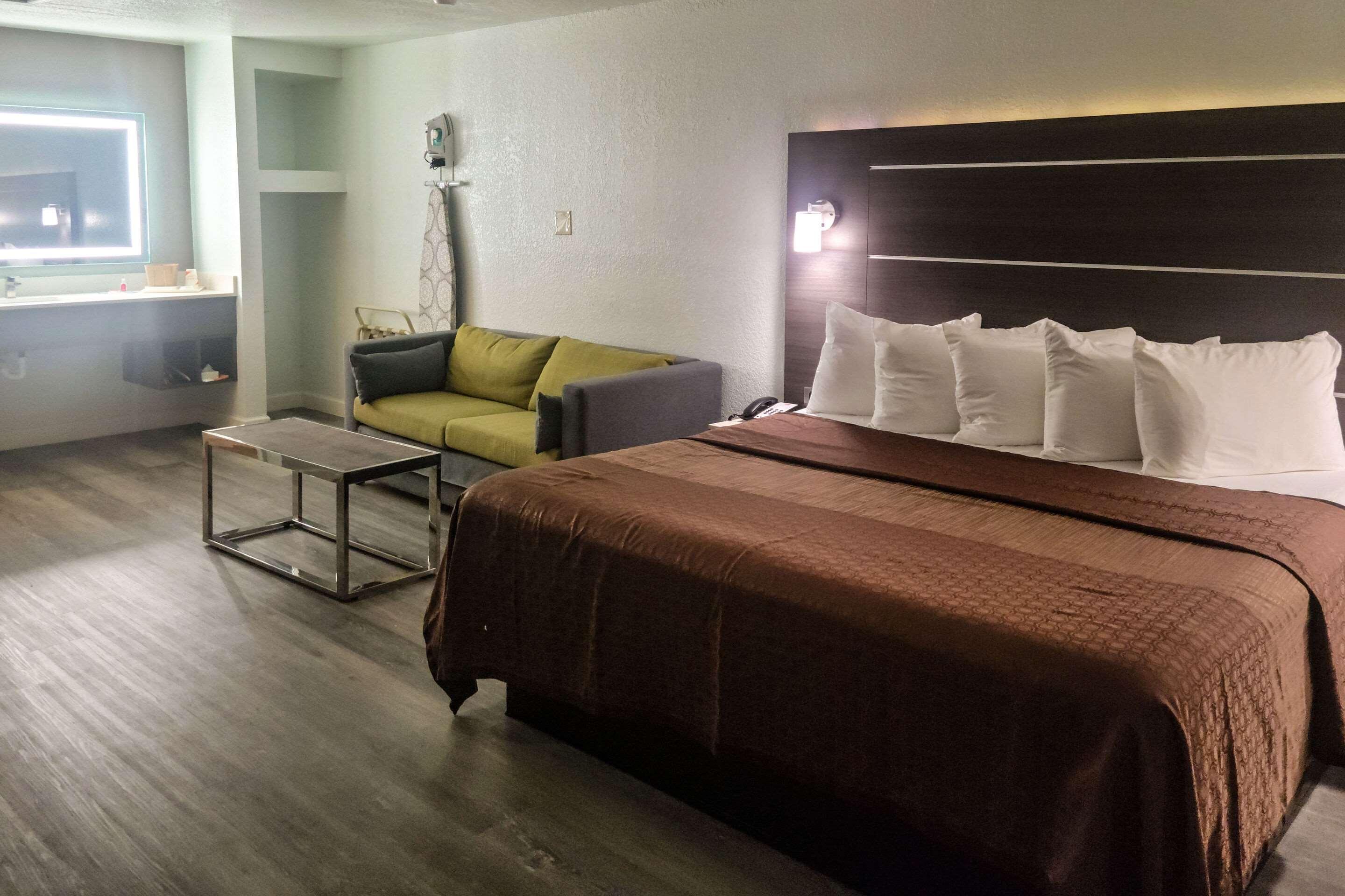 Suite Accessible King Size Bed