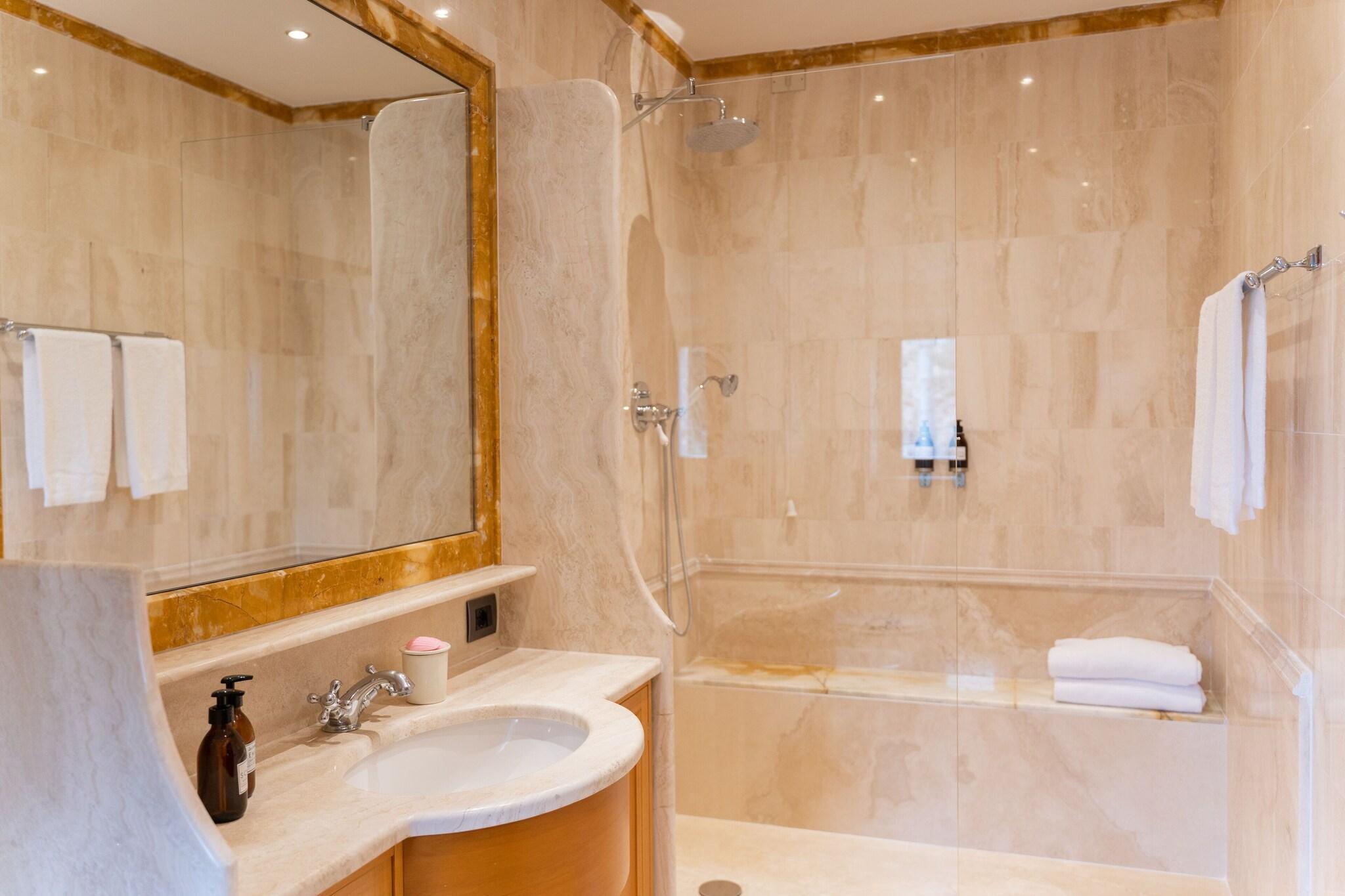 Double Deluxe Queen Bed