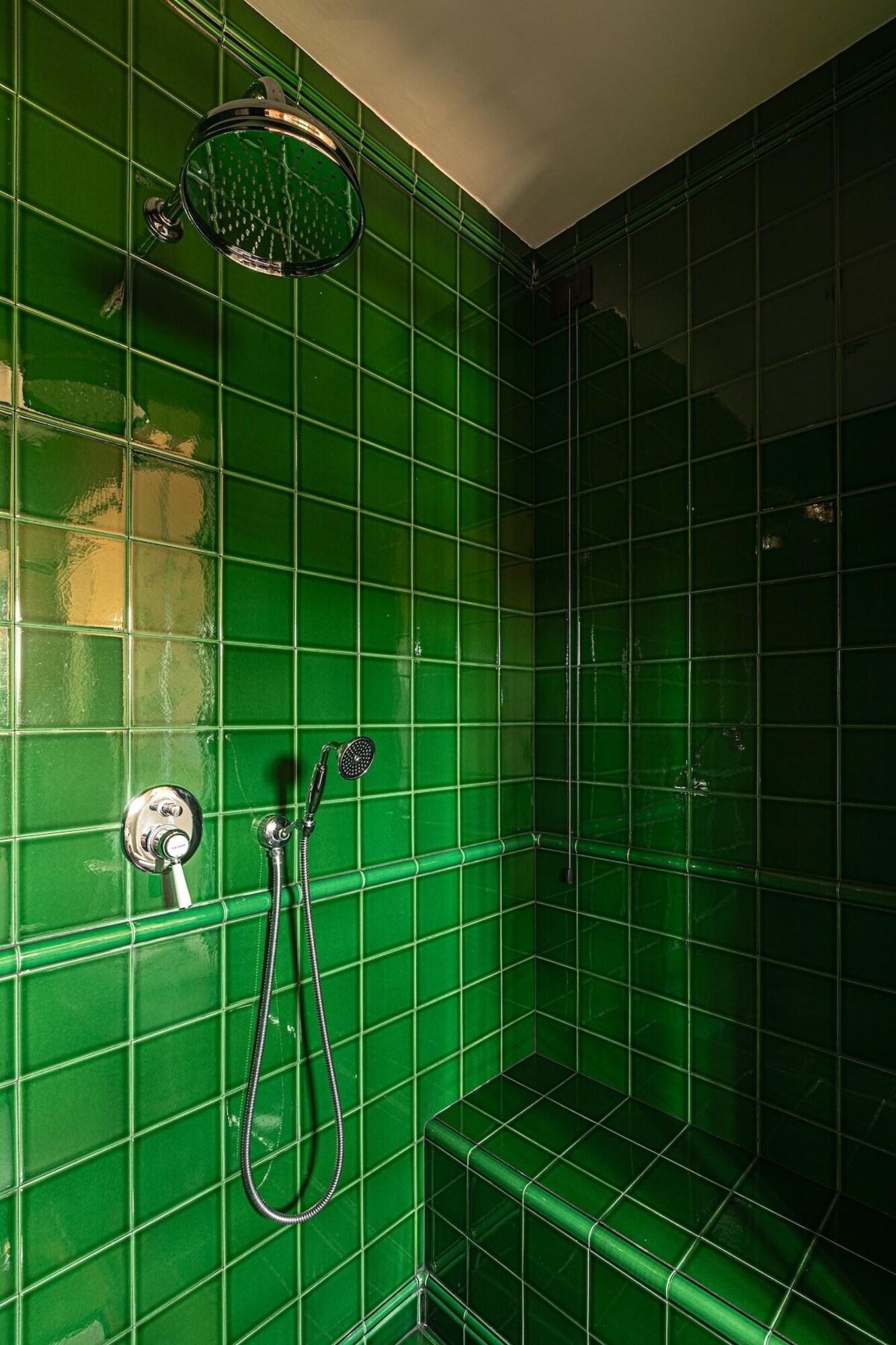 Double Deluxe Queen Bed