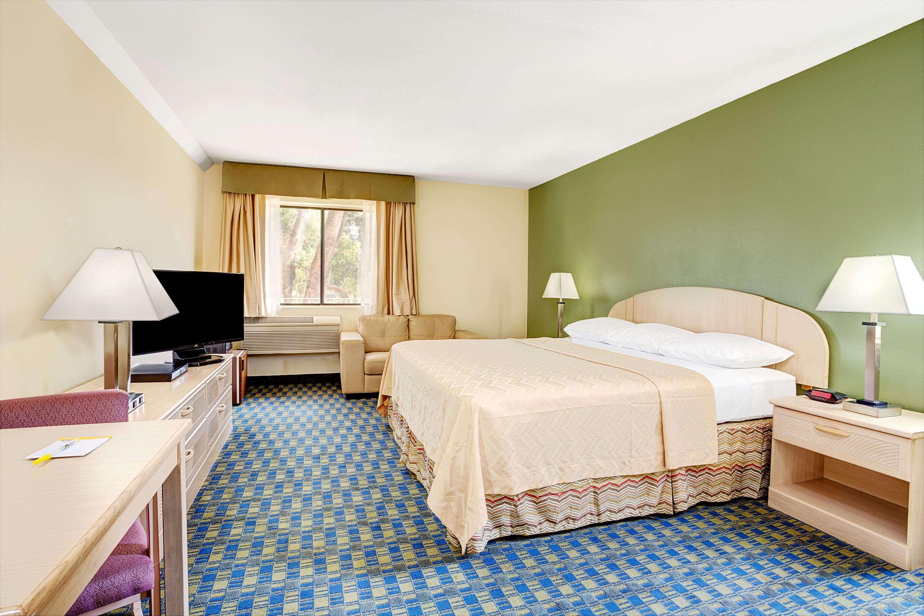 Triple King Bed Non Smoking