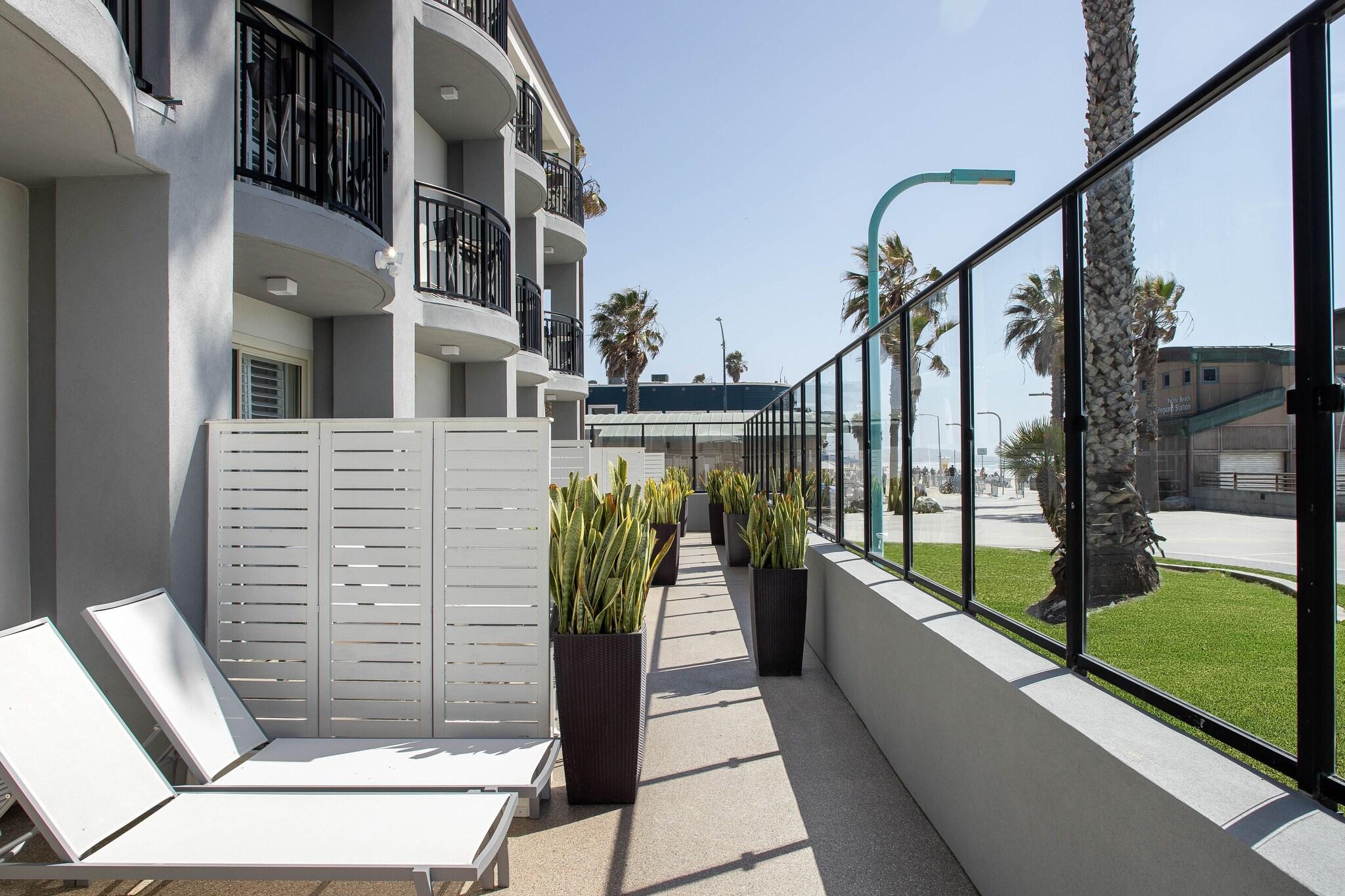 Single Ocean Front King Bed