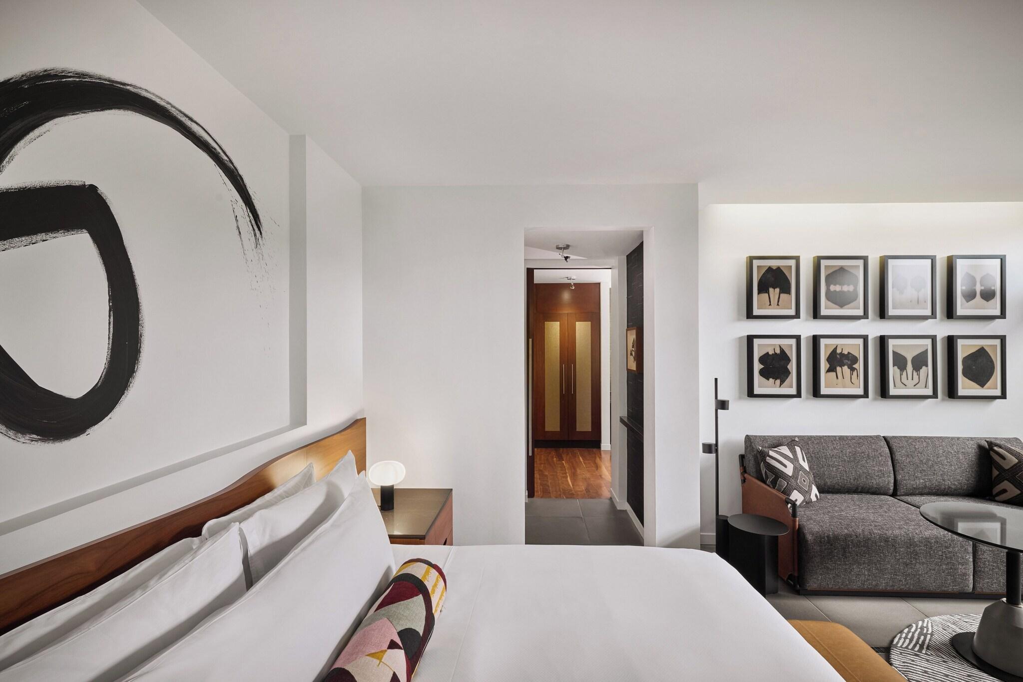 Suite Accessible King Size Bed