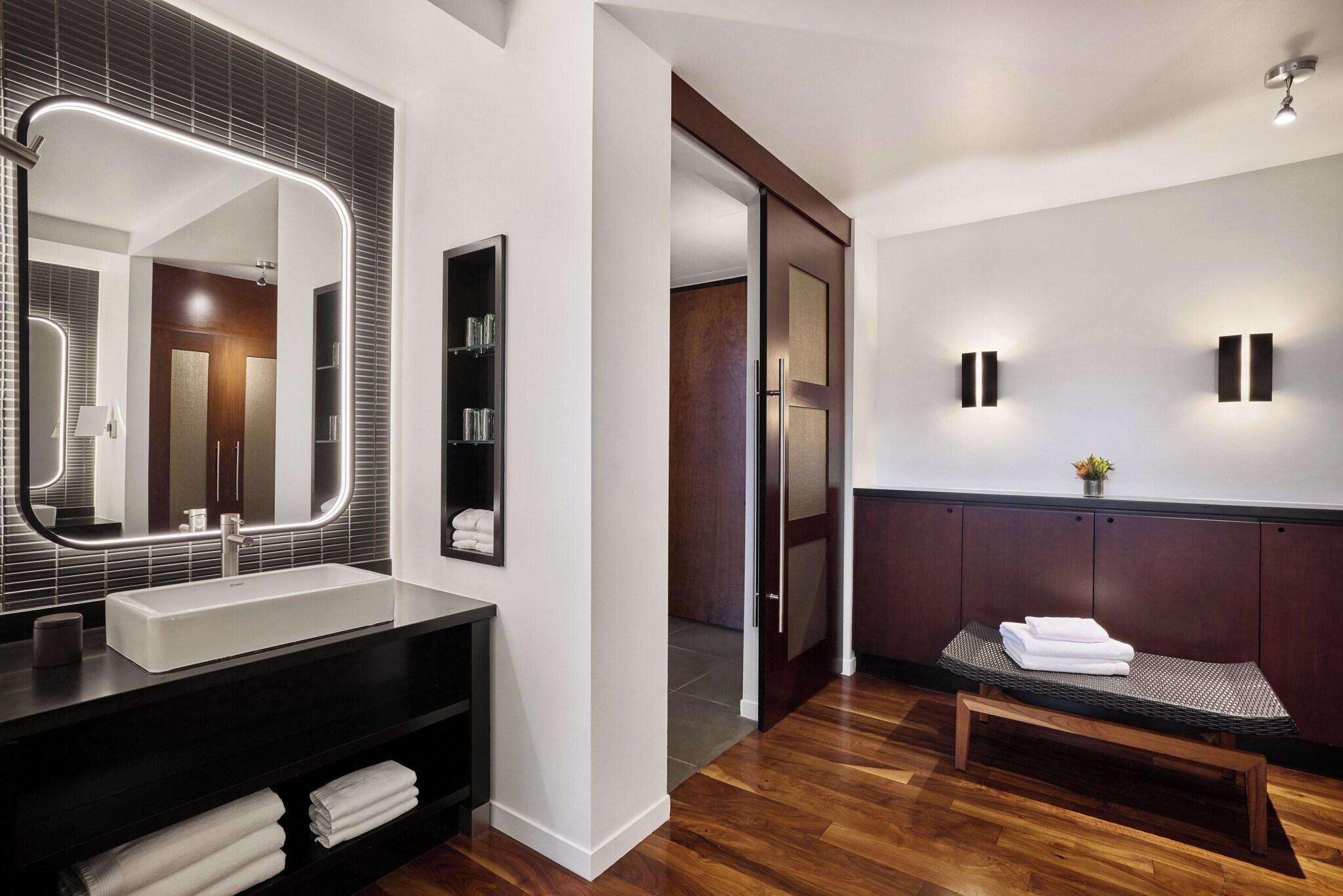 Suite Accessible King Size Bed