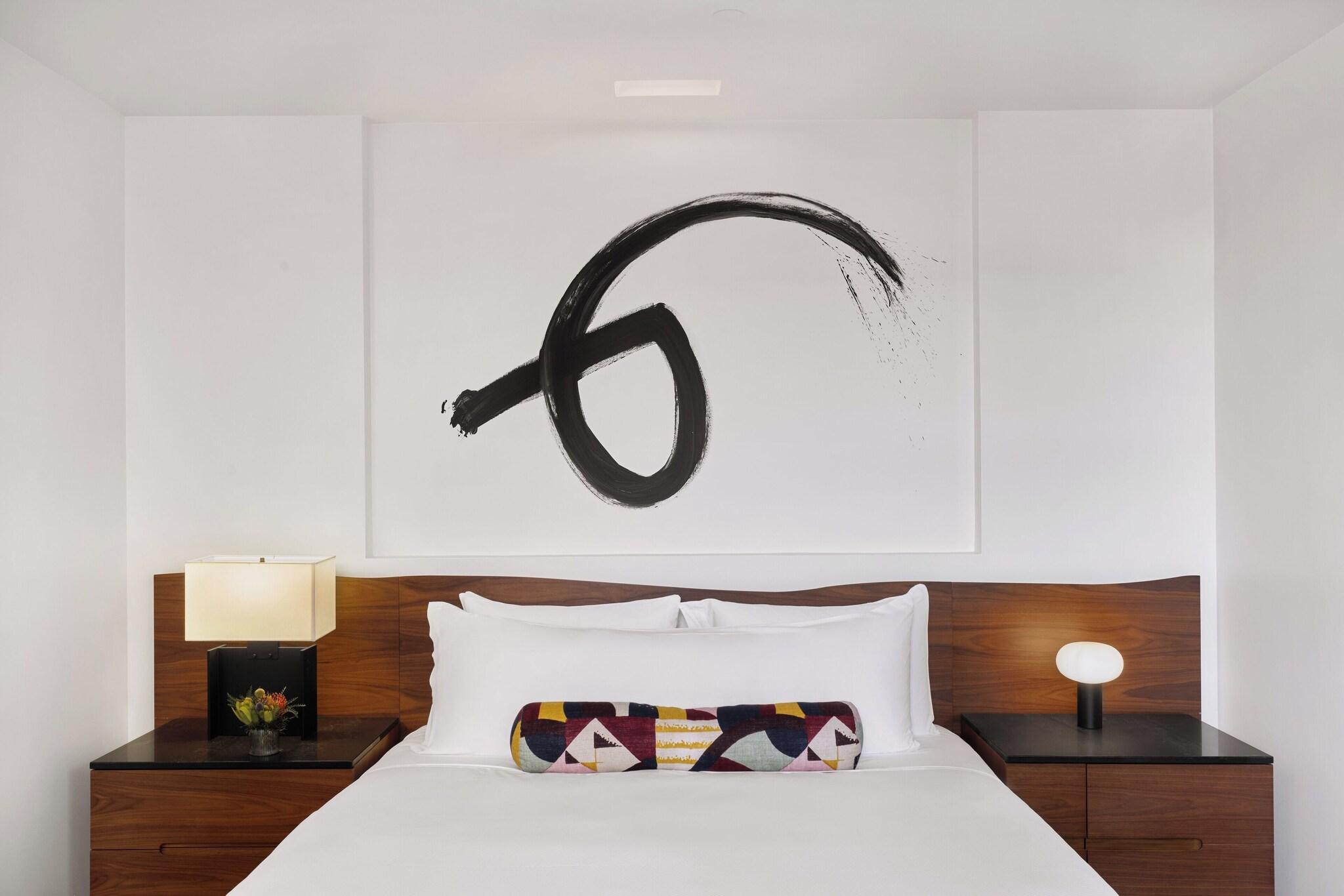 Suite Accessible King Size Bed