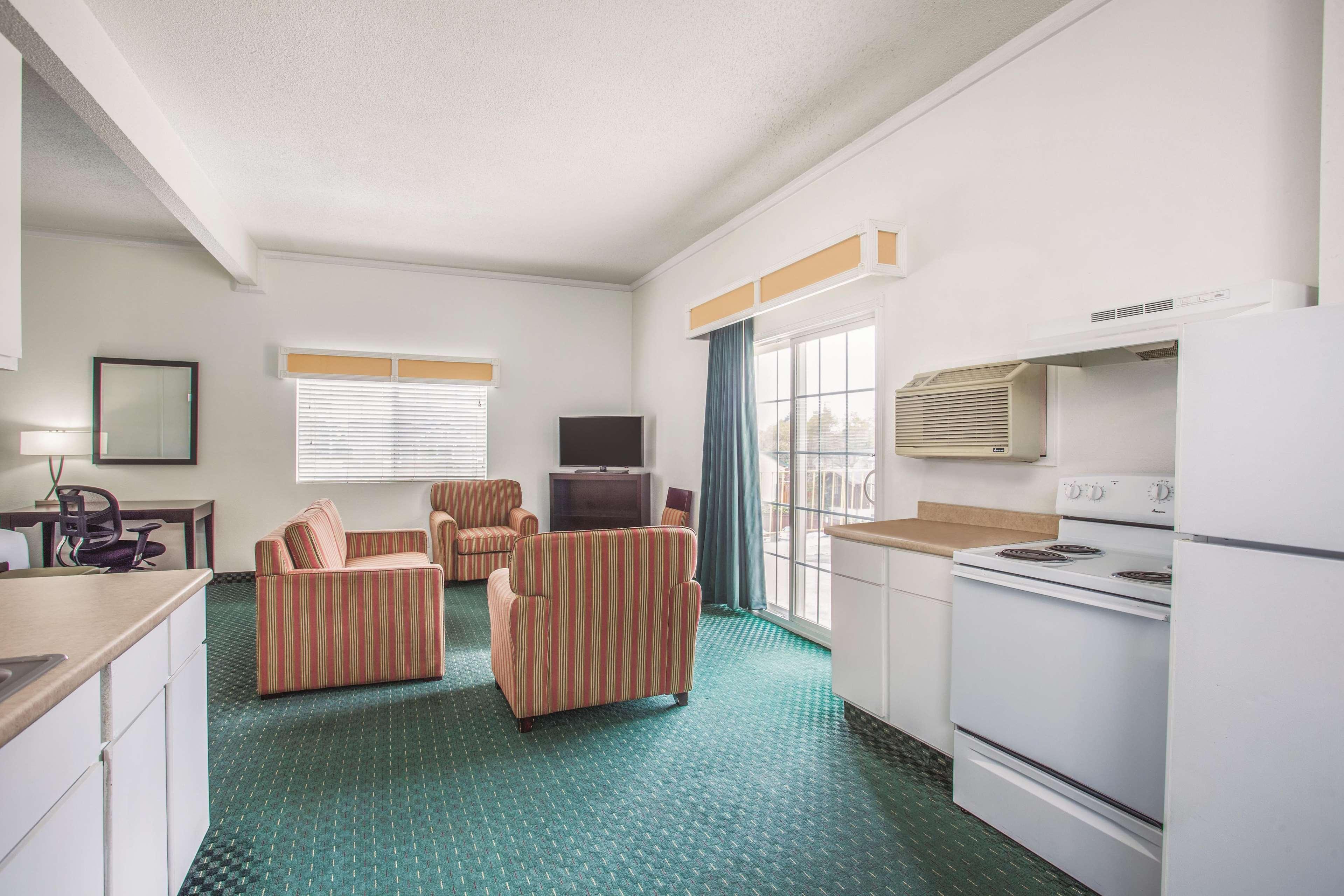 Suite Deluxe Pool View