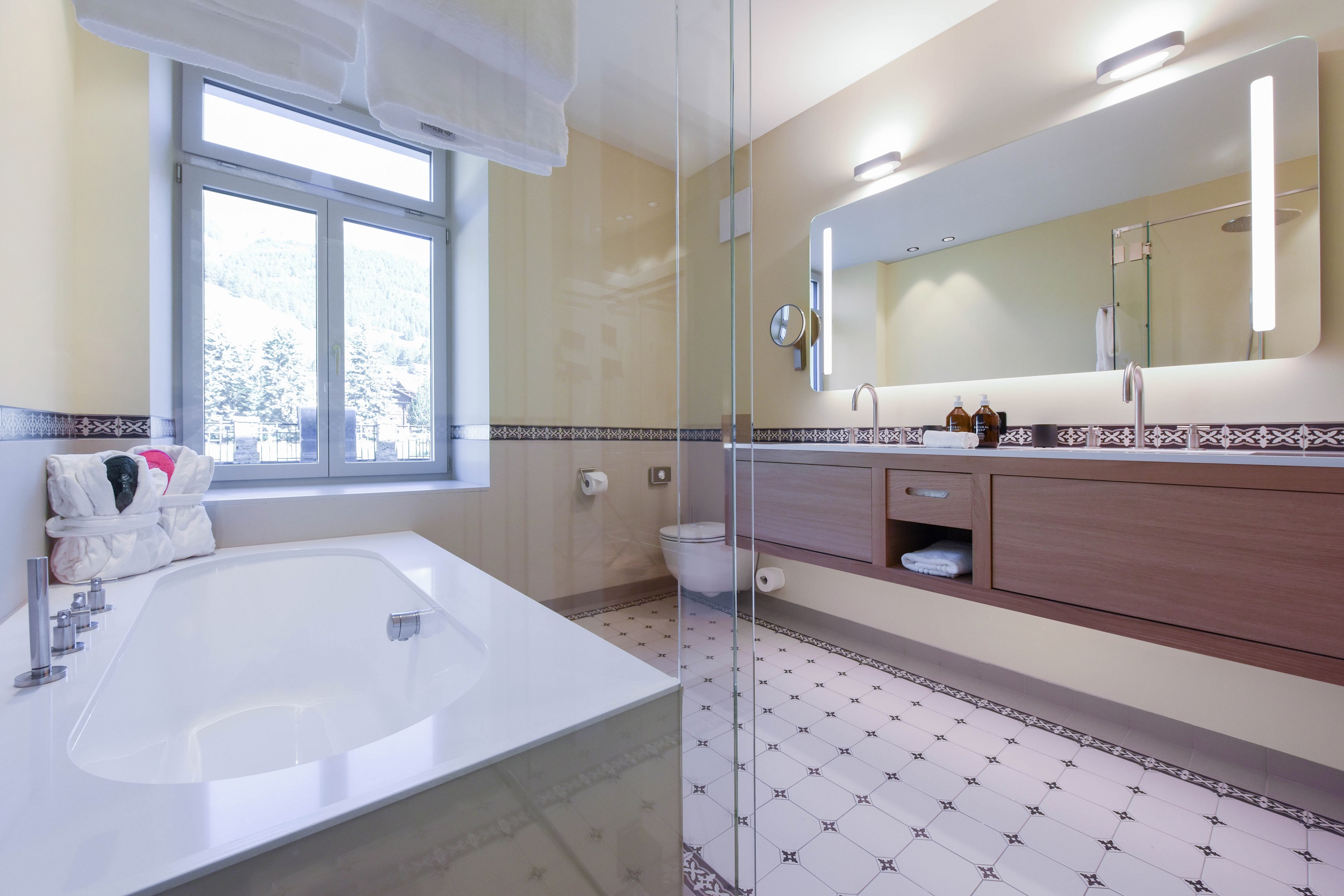 Double Deluxe One Bed