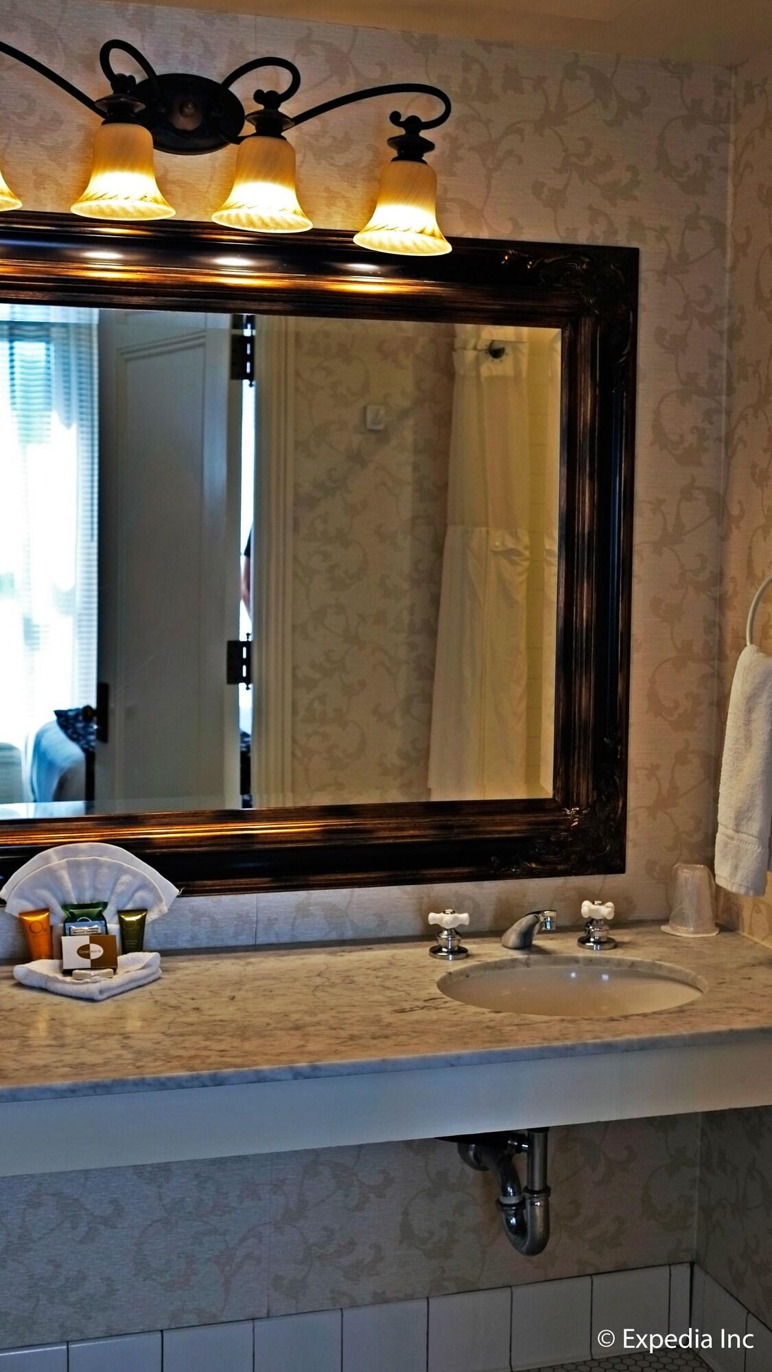 Junior Suite Queen Size Bed