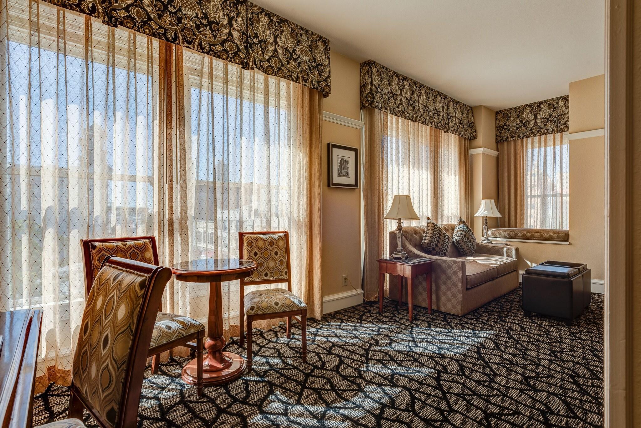 Suite Queen Size Bed