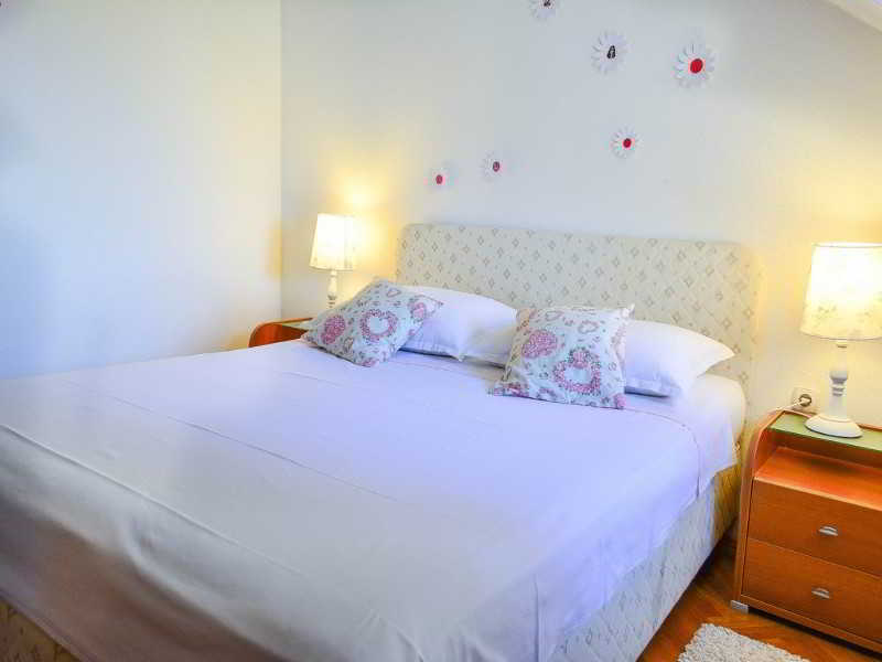 Apartment Capacity 6