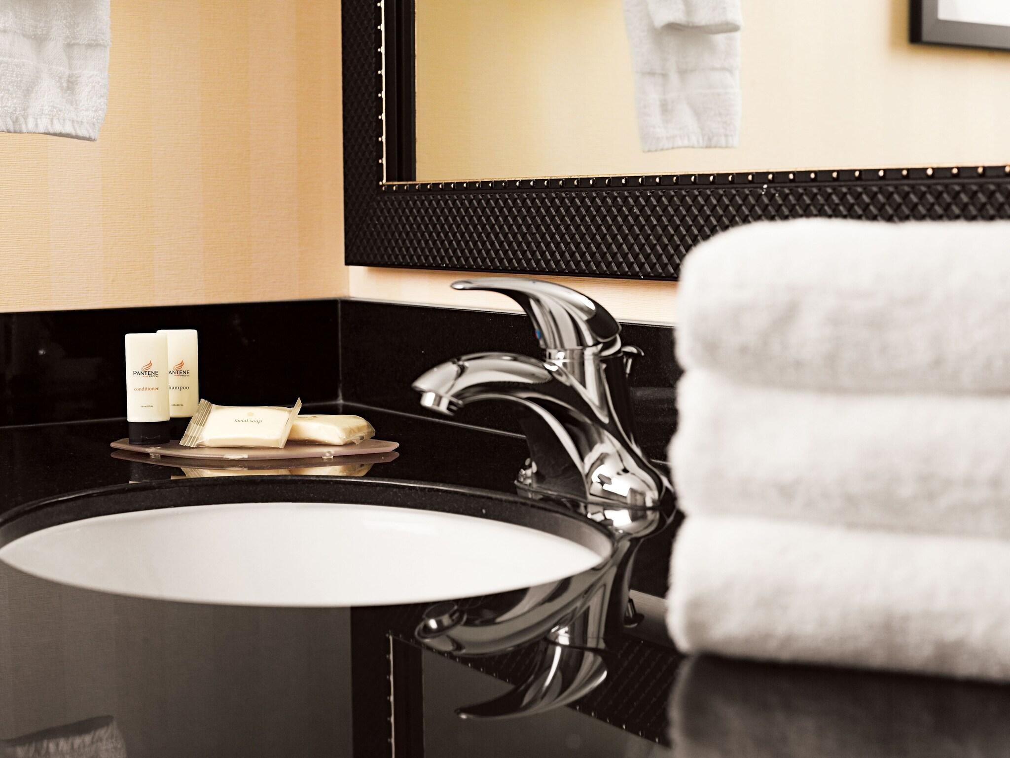 Suite Accessible King Size Bed