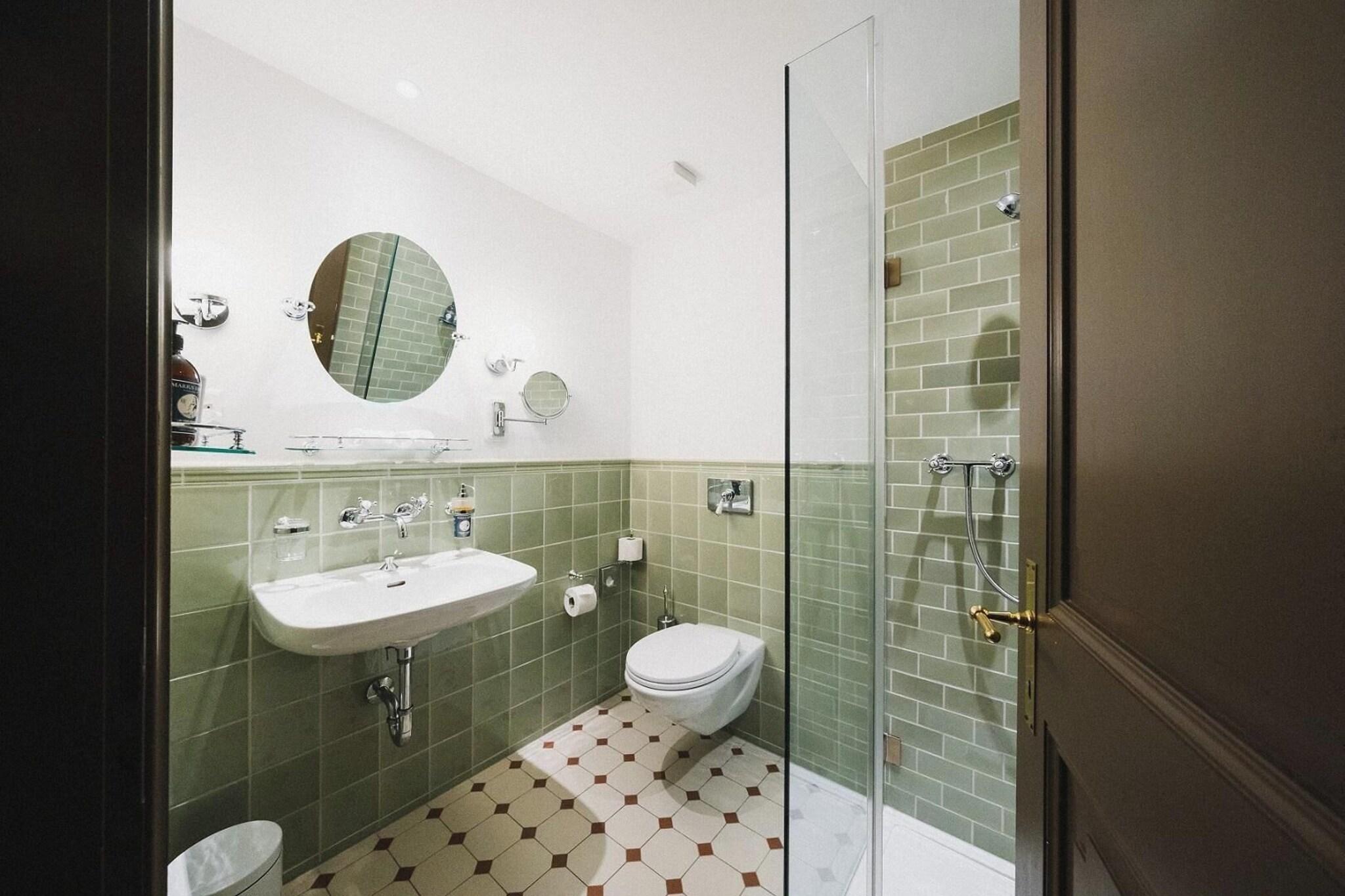 Single Classic with Views