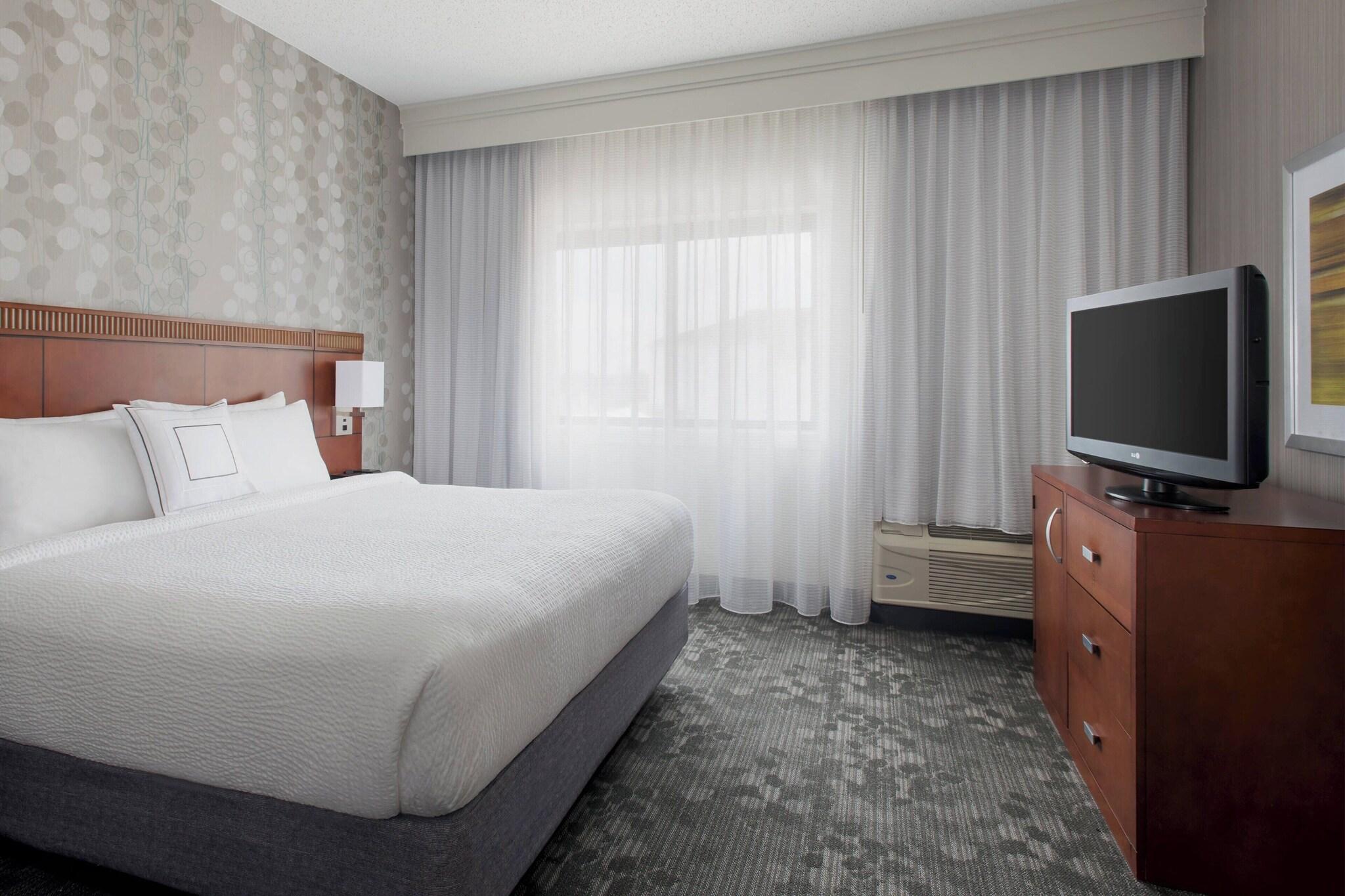 Suite Accessible King Size Bed