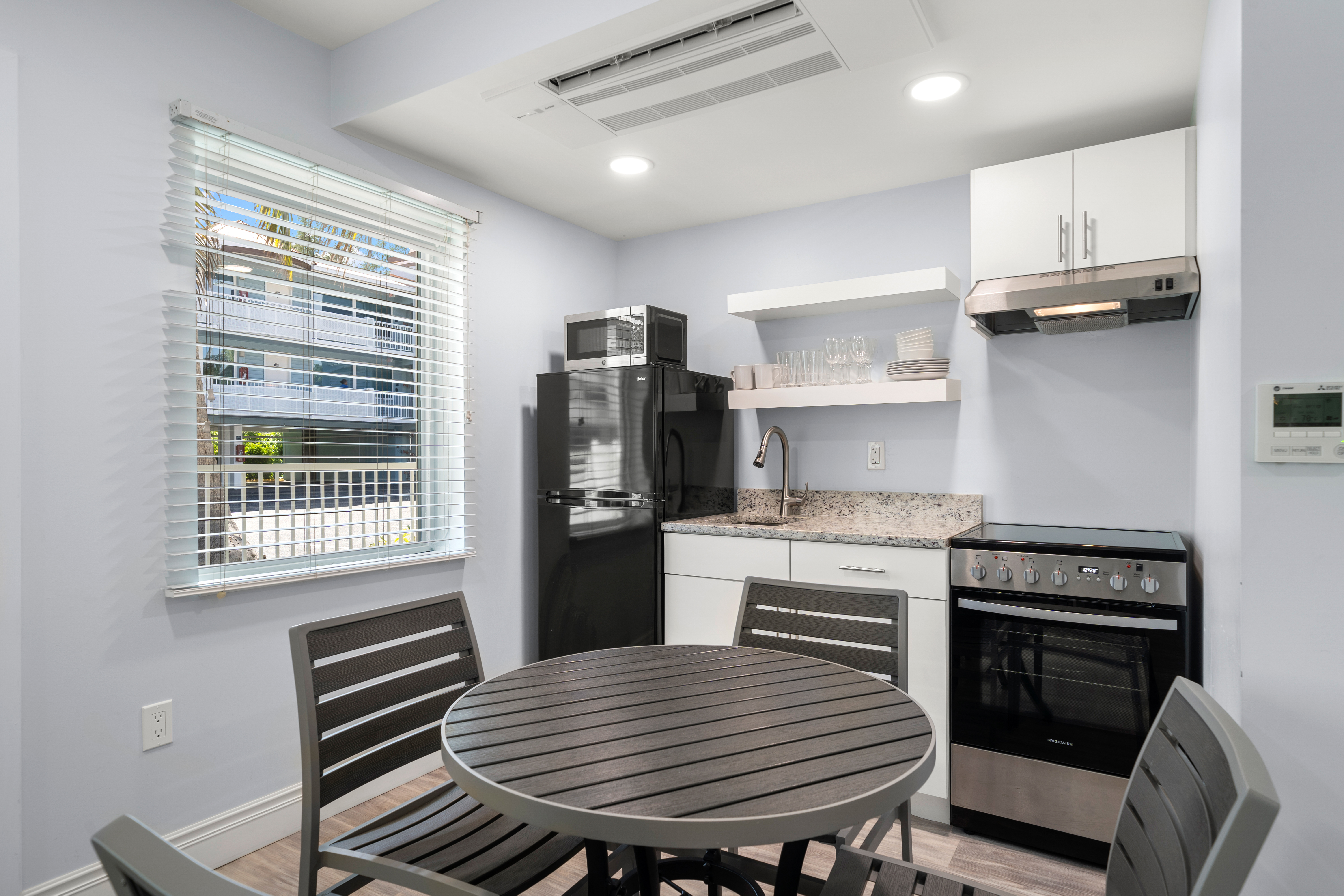 Studio Classic Queen Bed