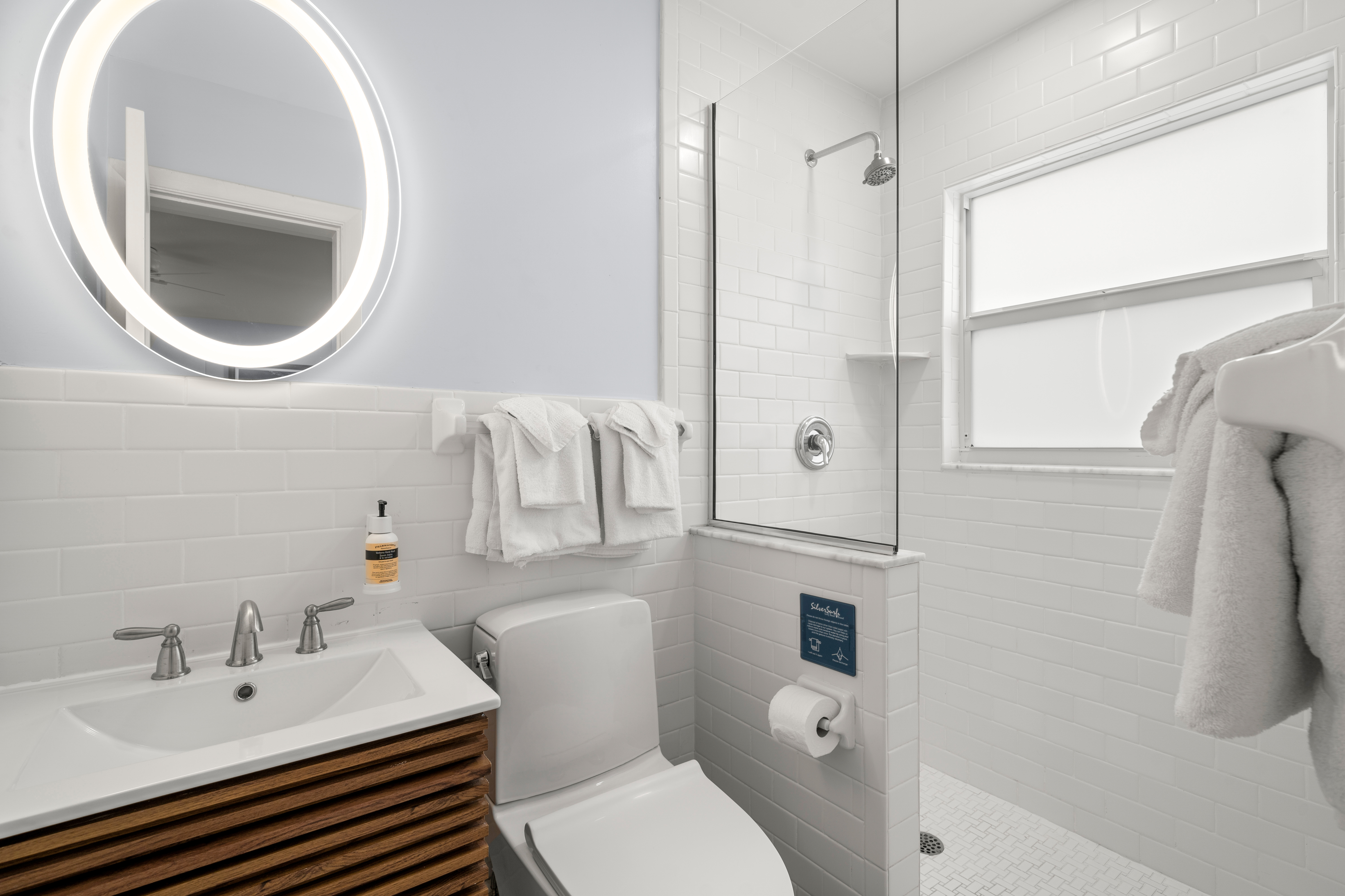 Studio Classic Queen Bed