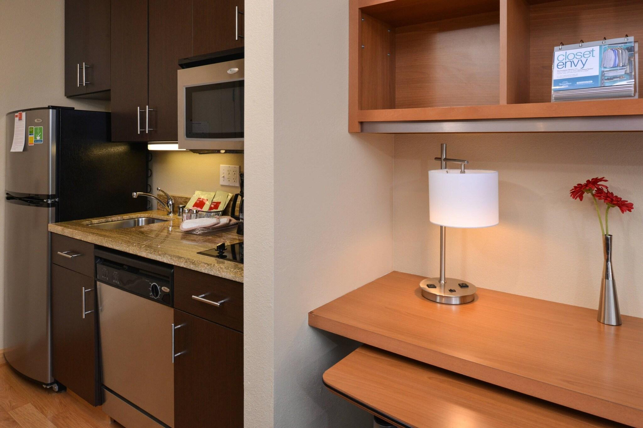 Studio Two Queen Beds