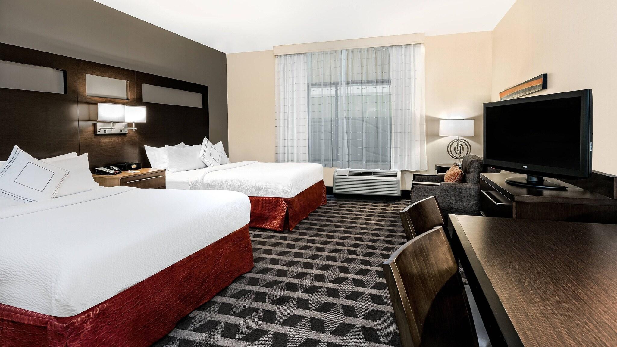 Studio Two Queen Beds