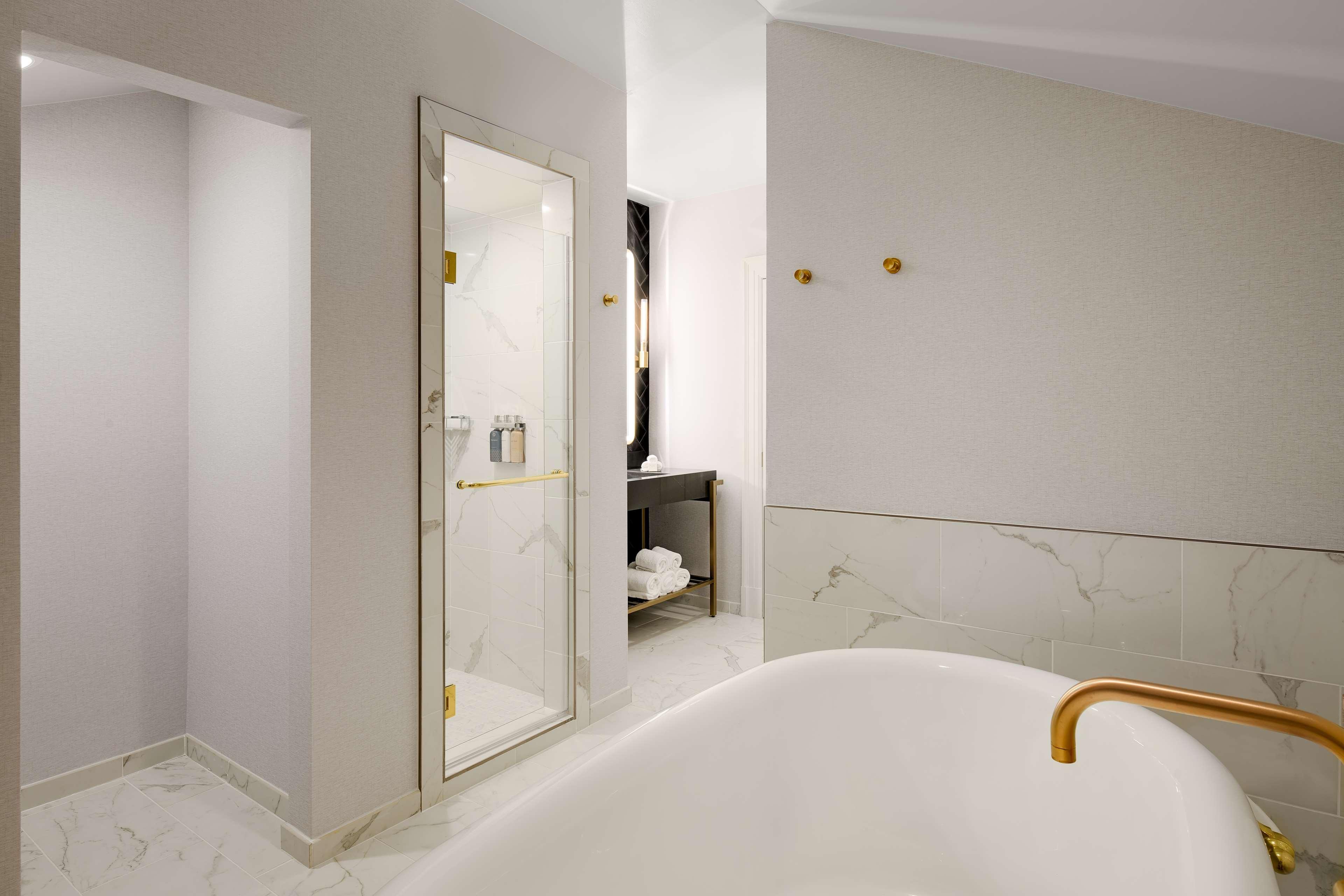 Suite Queen Size Bed