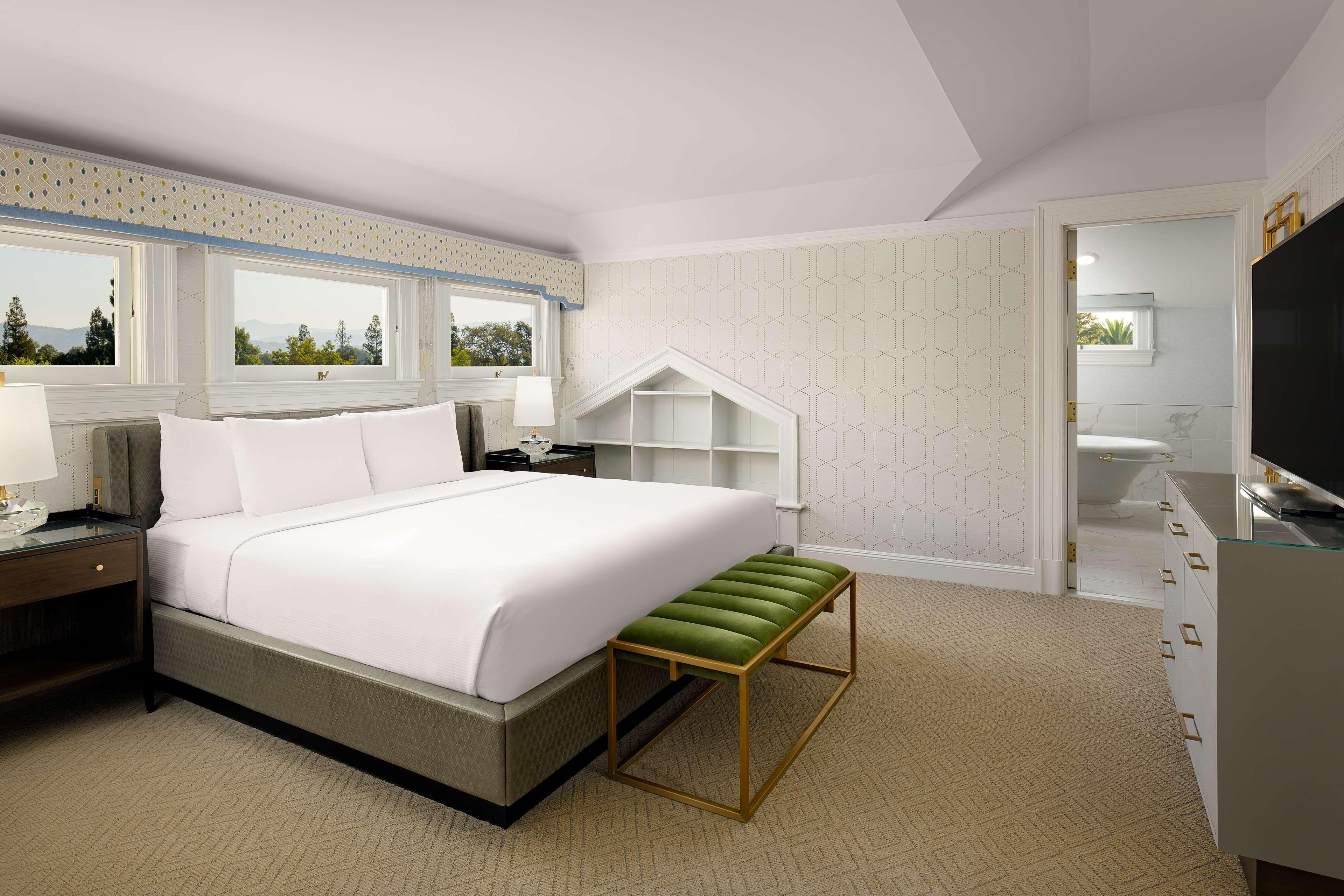 Suite Queen Size Bed