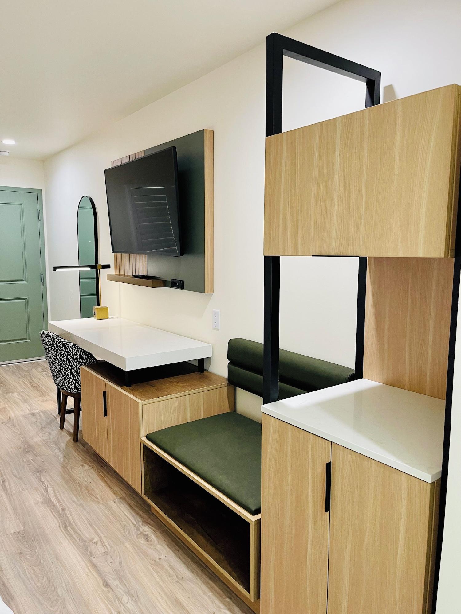 Double Deluxe King Bed