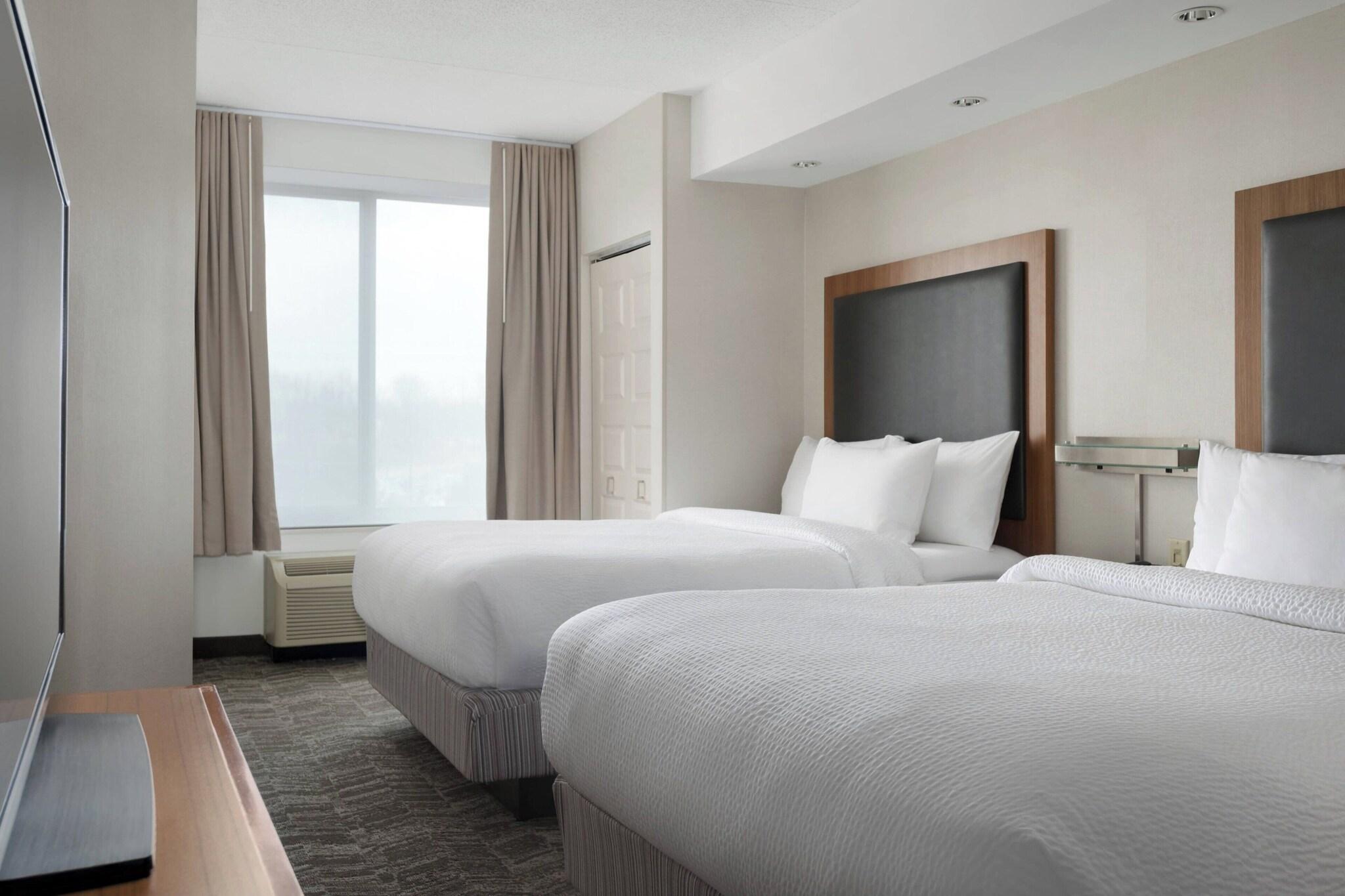 Studio Two Queen Beds