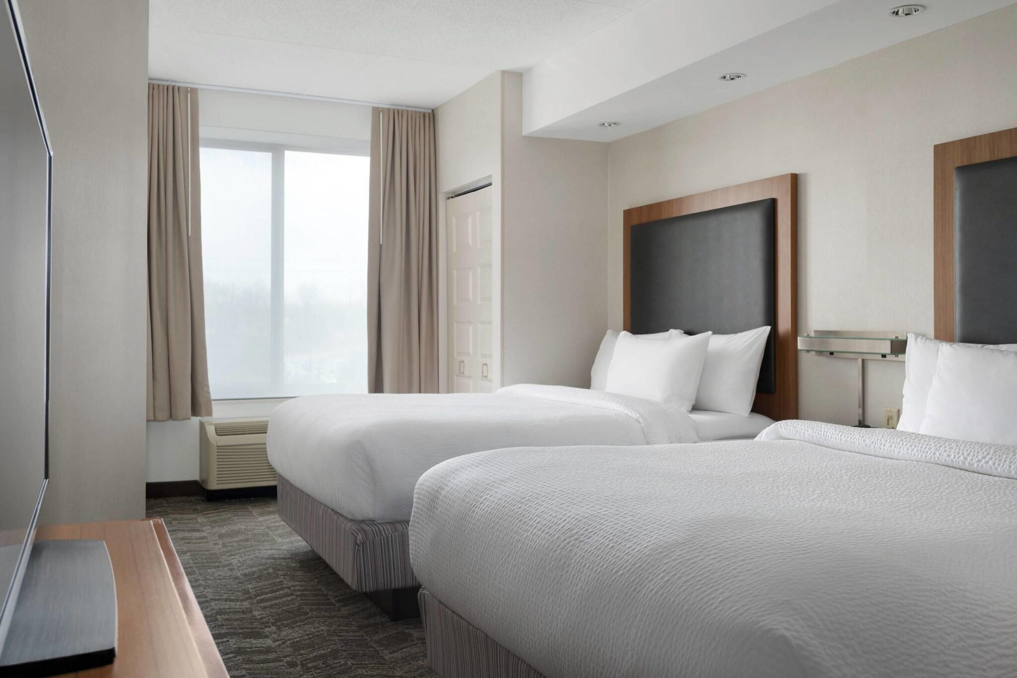 Studio Two Queen Beds