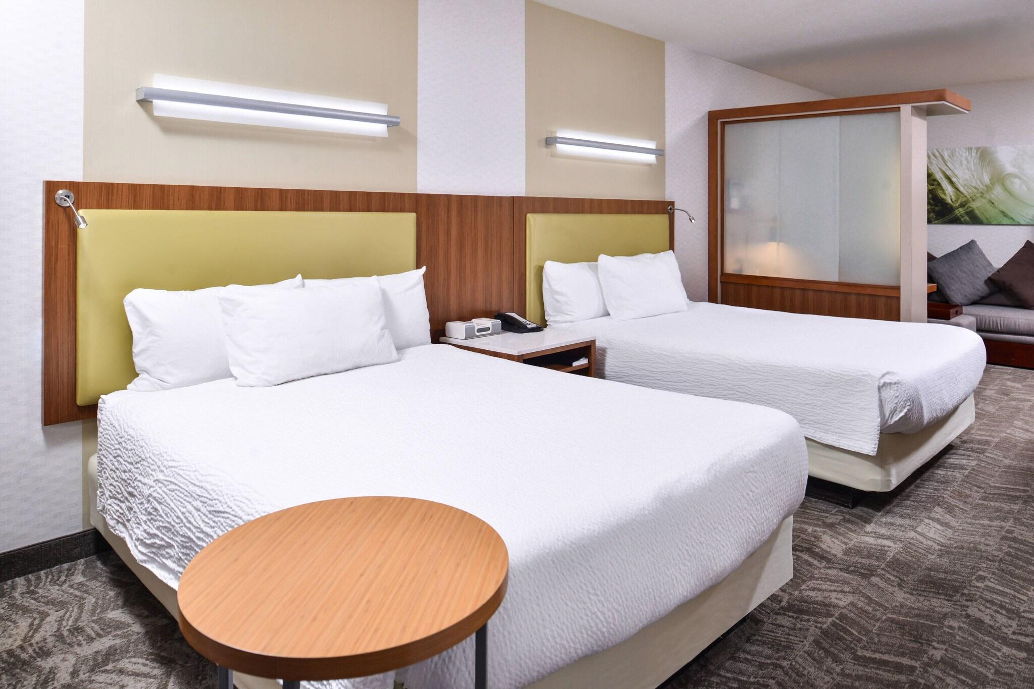 Studio Two Queen Beds