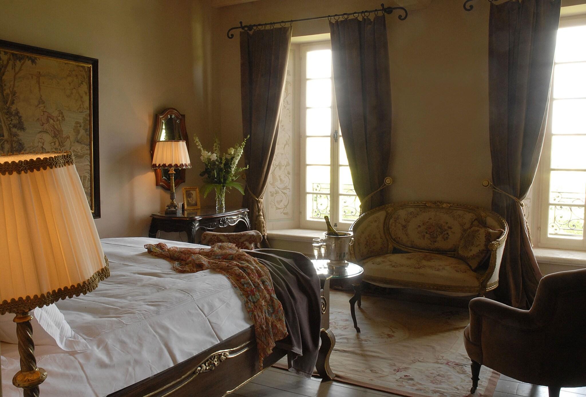 Junior Suite Queen Size Bed