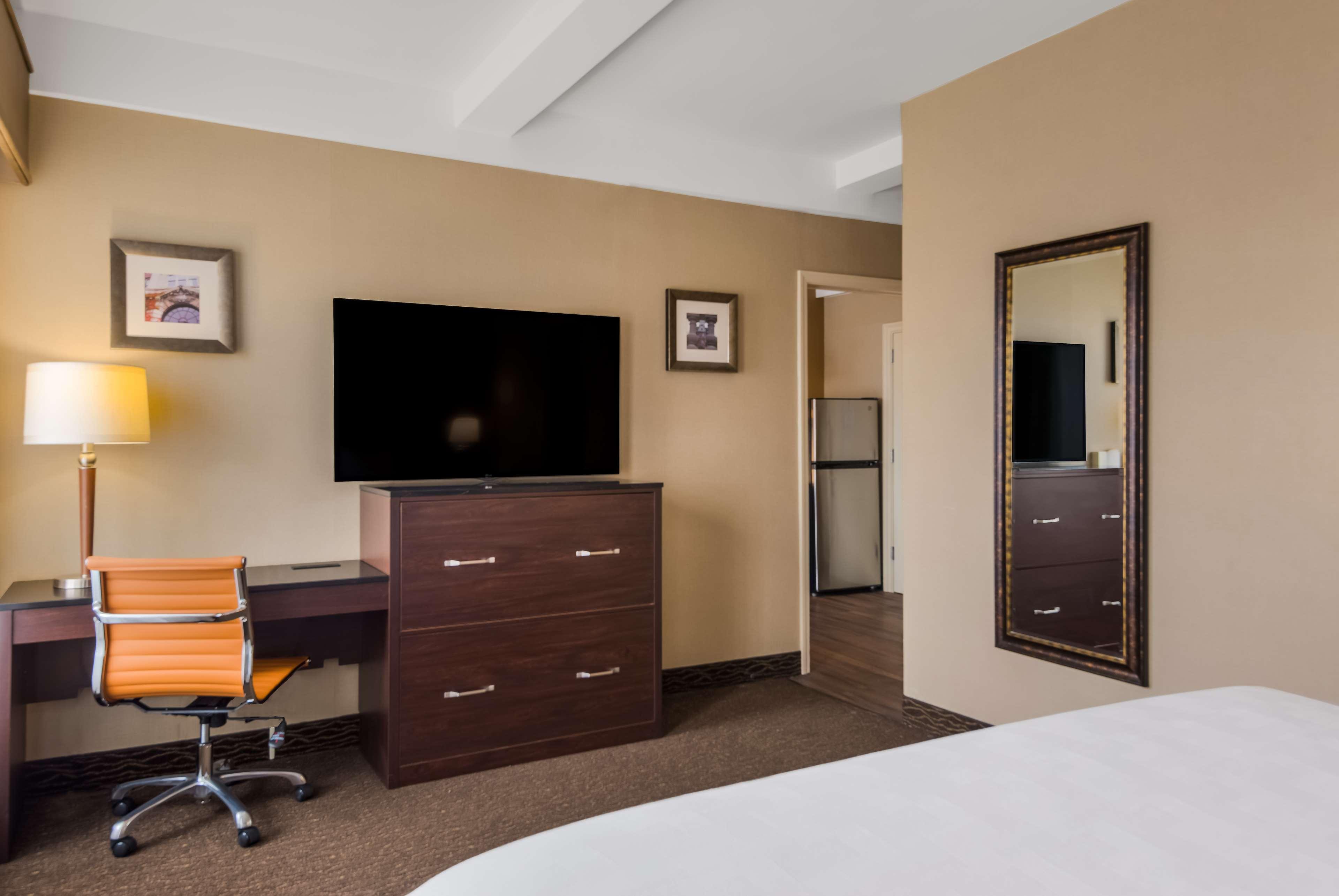 Suite Accessible King Size Bed