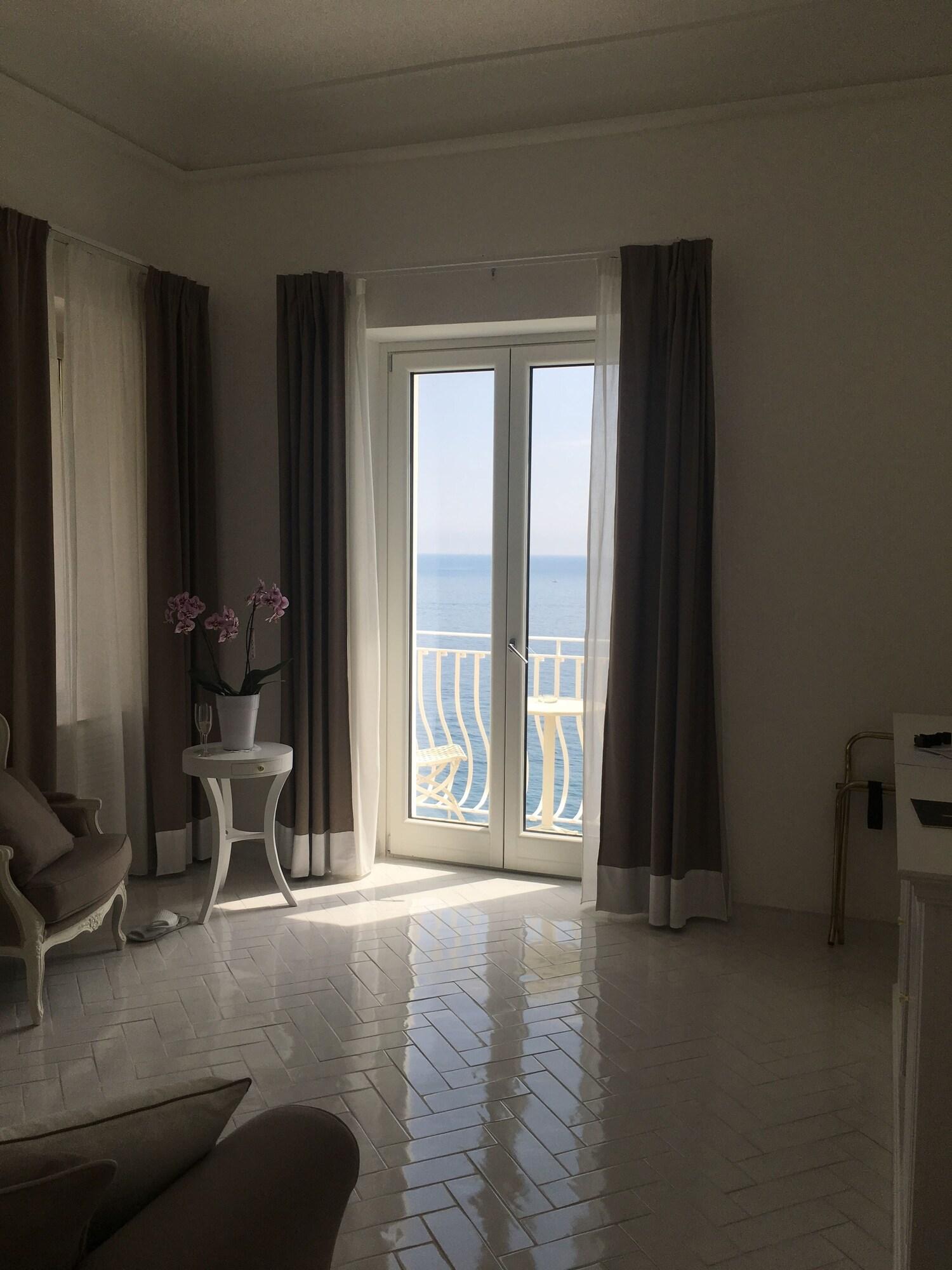 Suite Deluxe Queen Bed