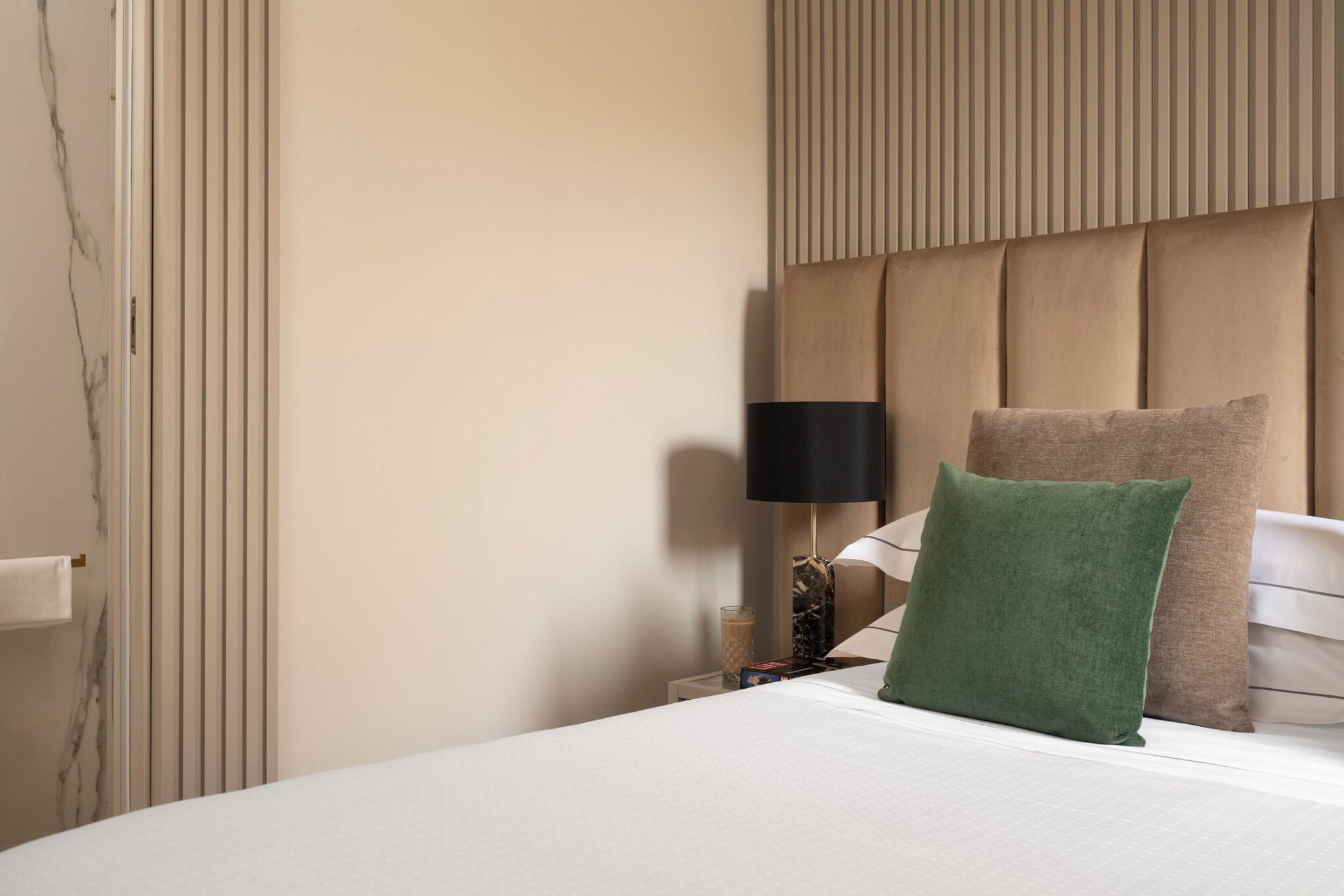 Double Classic Queen Bed